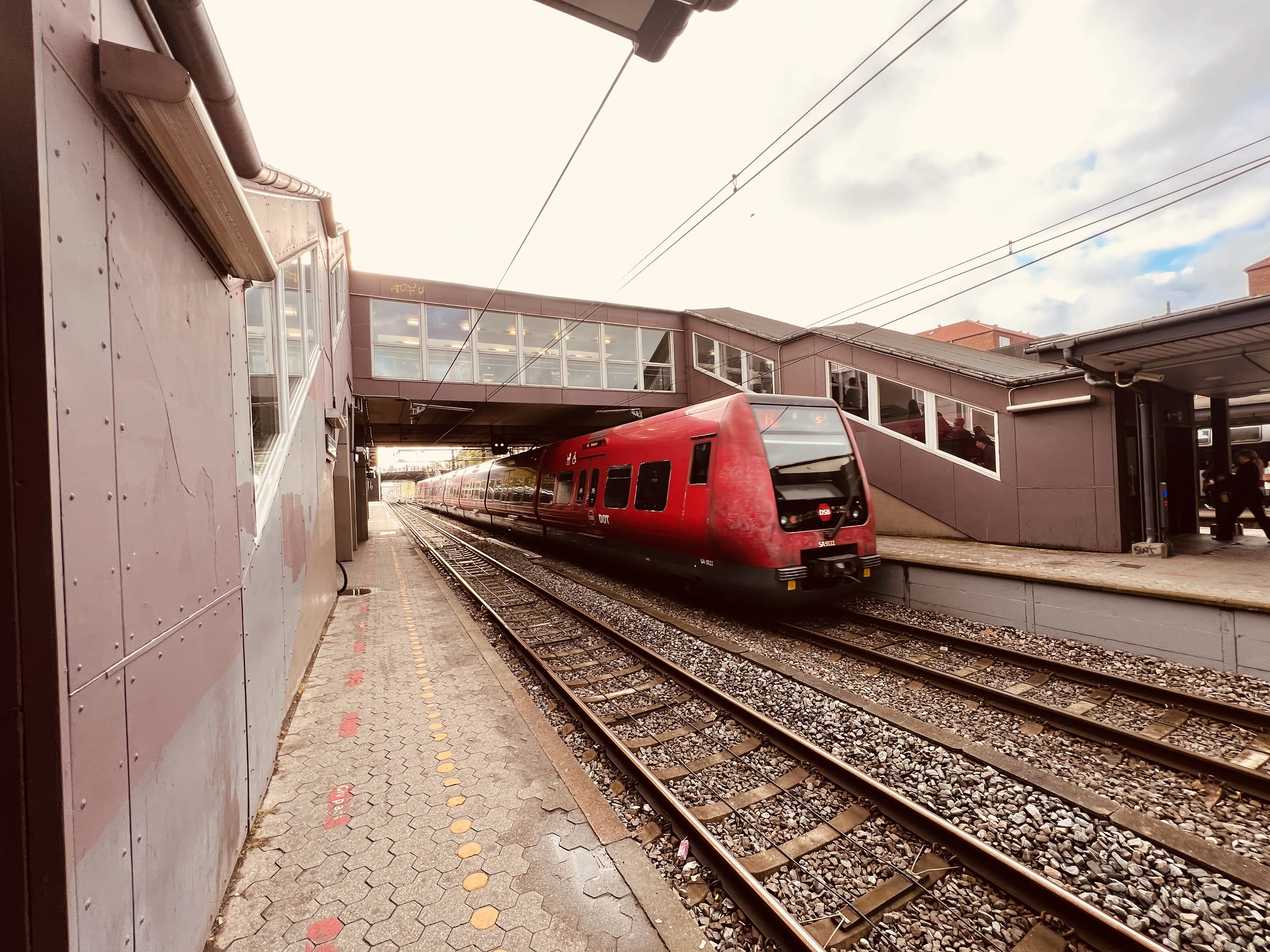 Billede af DSB SA 8111 fotograferet ud for Valby Station. Billede af DSB SA 8111 fotograferet ud for Valby Station.