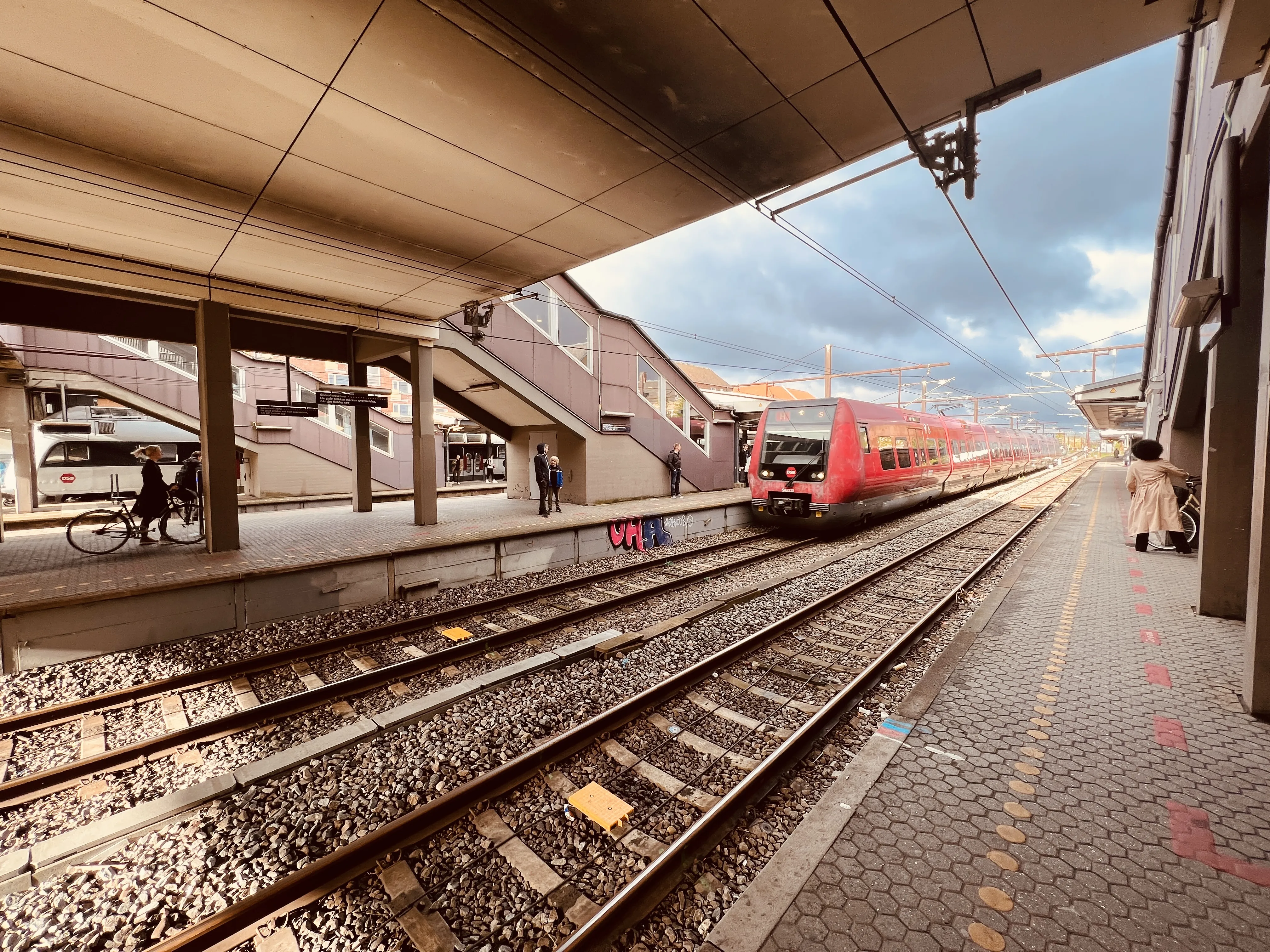 Billede af DSB SA 8111 fotograferet ud for Valby Station. Billede af DSB SA 8111 fotograferet ud for Valby Station.
