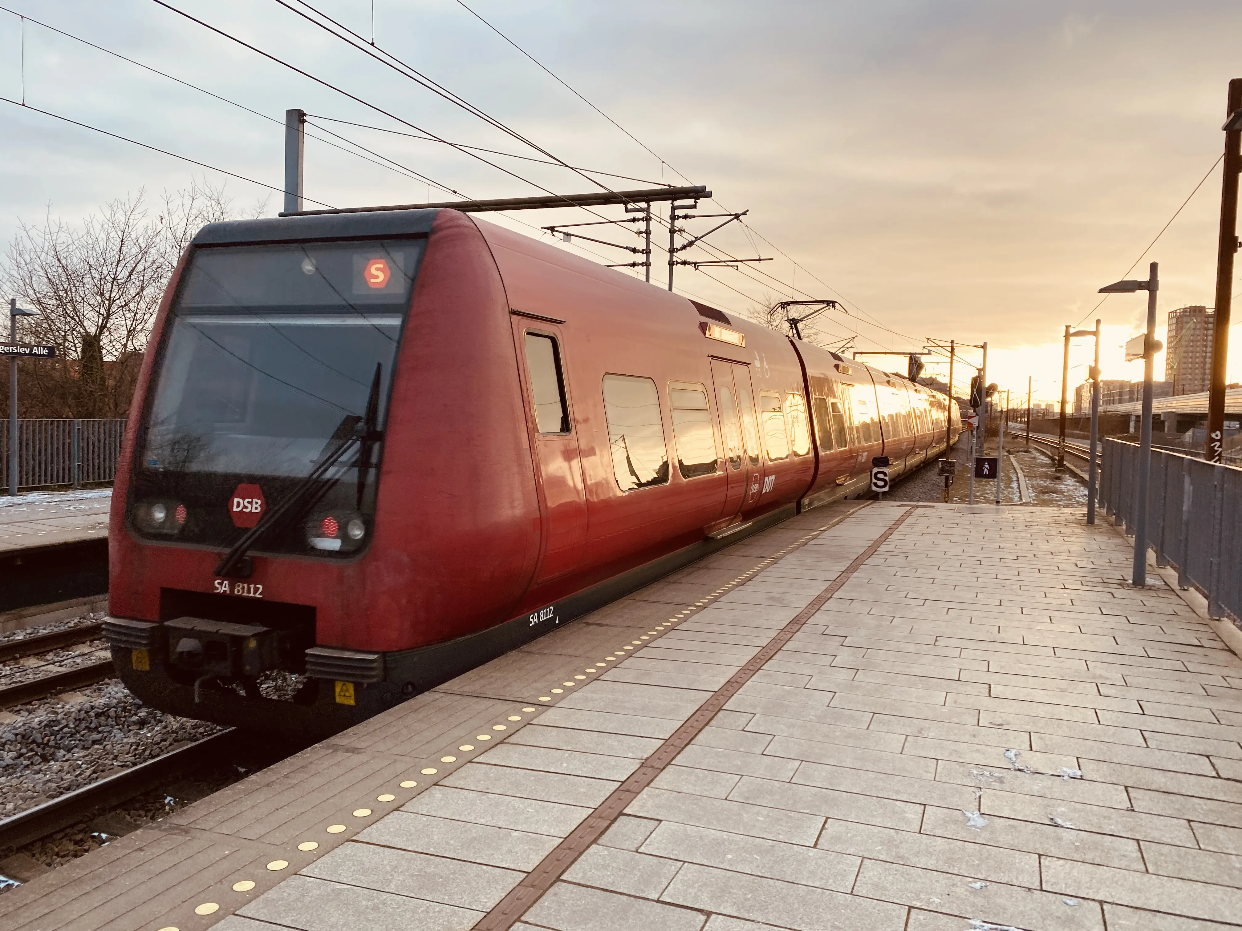 Billede af DSB SA 8112 fotograferet ud for Vigerslev Allé S-togstrinbræt. Billede af DSB SA 8112 fotograferet ud for Vigerslev Allé S-togstrinbræt.