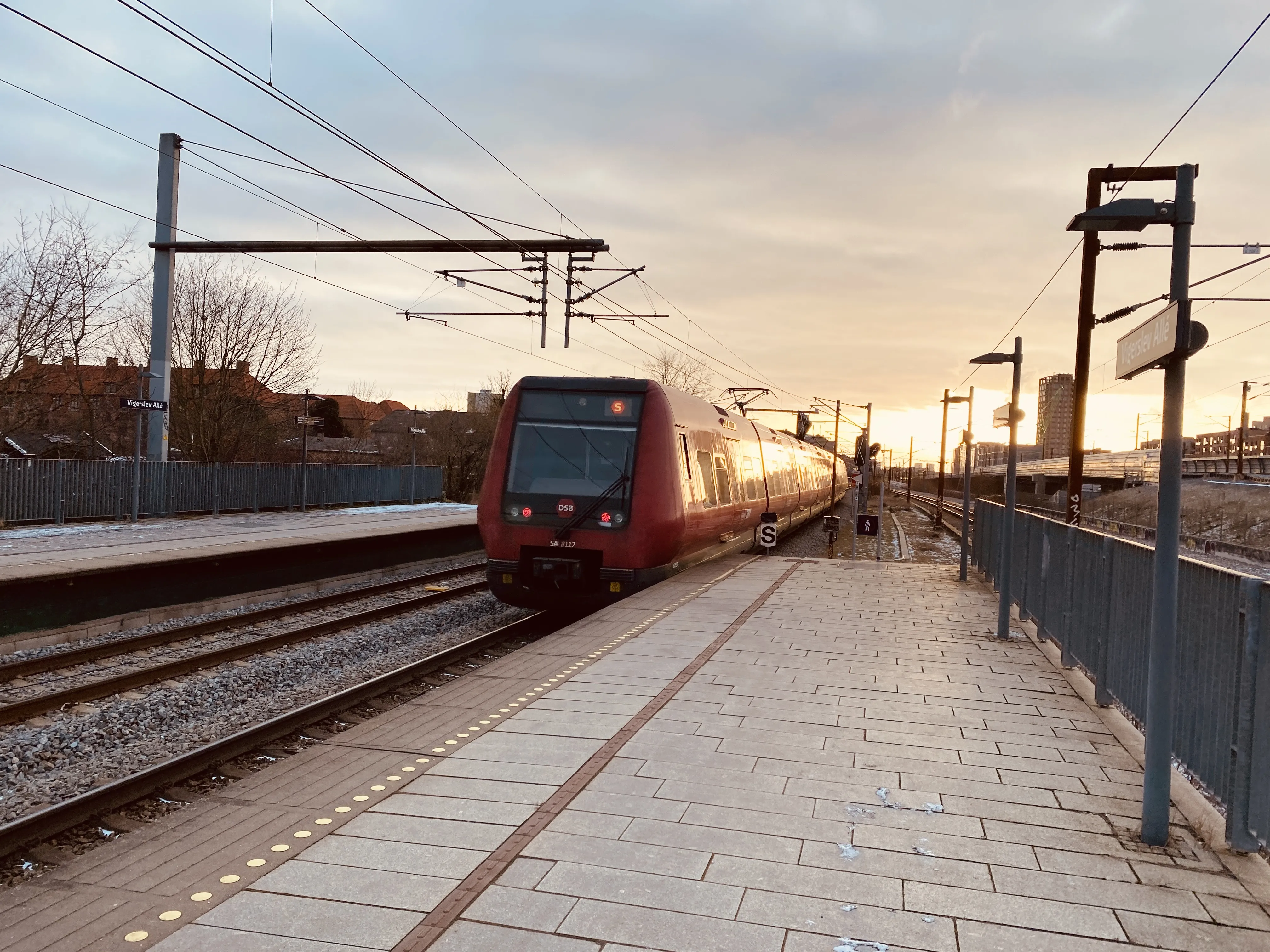 Billede af DSB SA 8112 fotograferet ud for Vigerslev Allé S-togstrinbræt. Billede af DSB SA 8112 fotograferet ud for Vigerslev Allé S-togstrinbræt.
