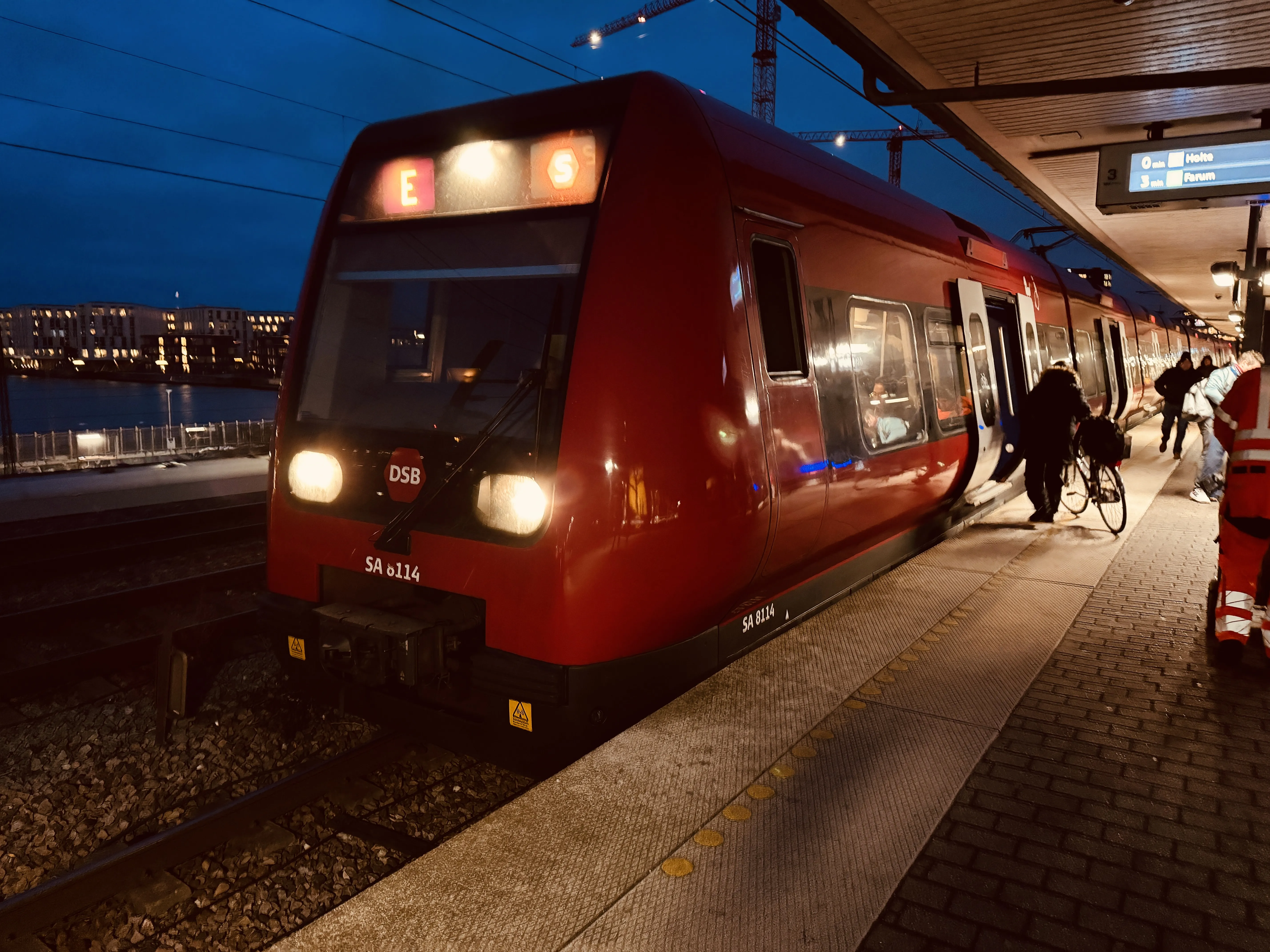 Billede af DSB SA 8114 fotograferet ud for Nordhavn S-togstrinbræt.