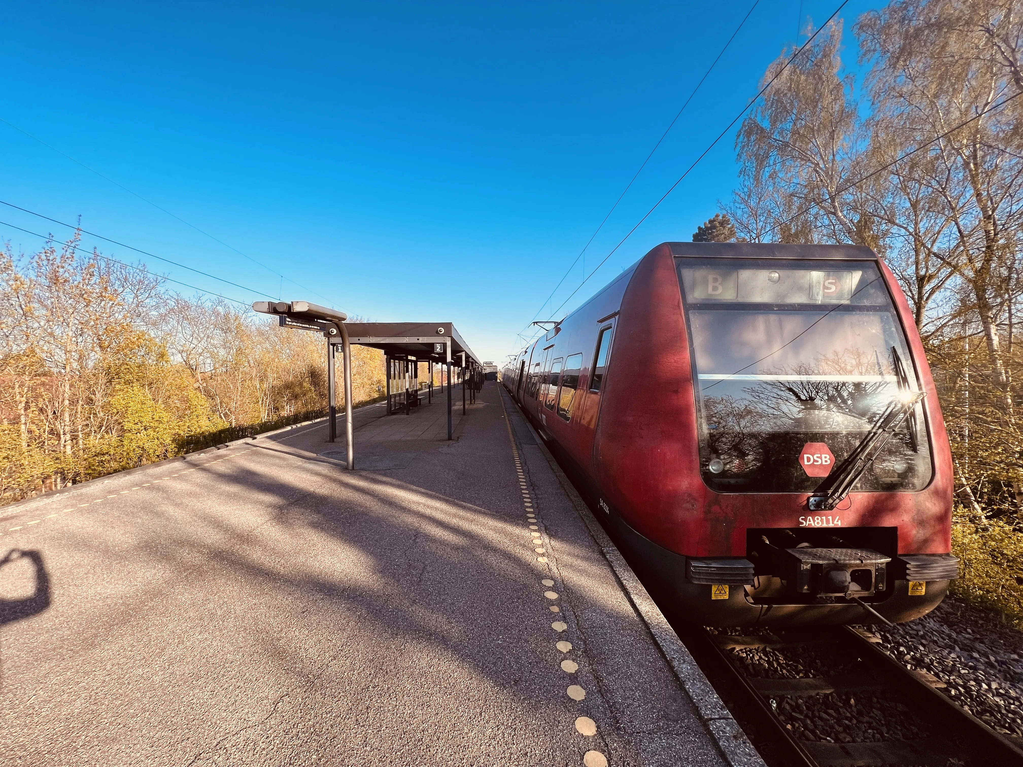 Billede af DSB SA 8114 fotograferet ud for Stengården S-togstrinbræt. Billede af DSB SA 8114 fotograferet ud for Stengården S-togstrinbræt.