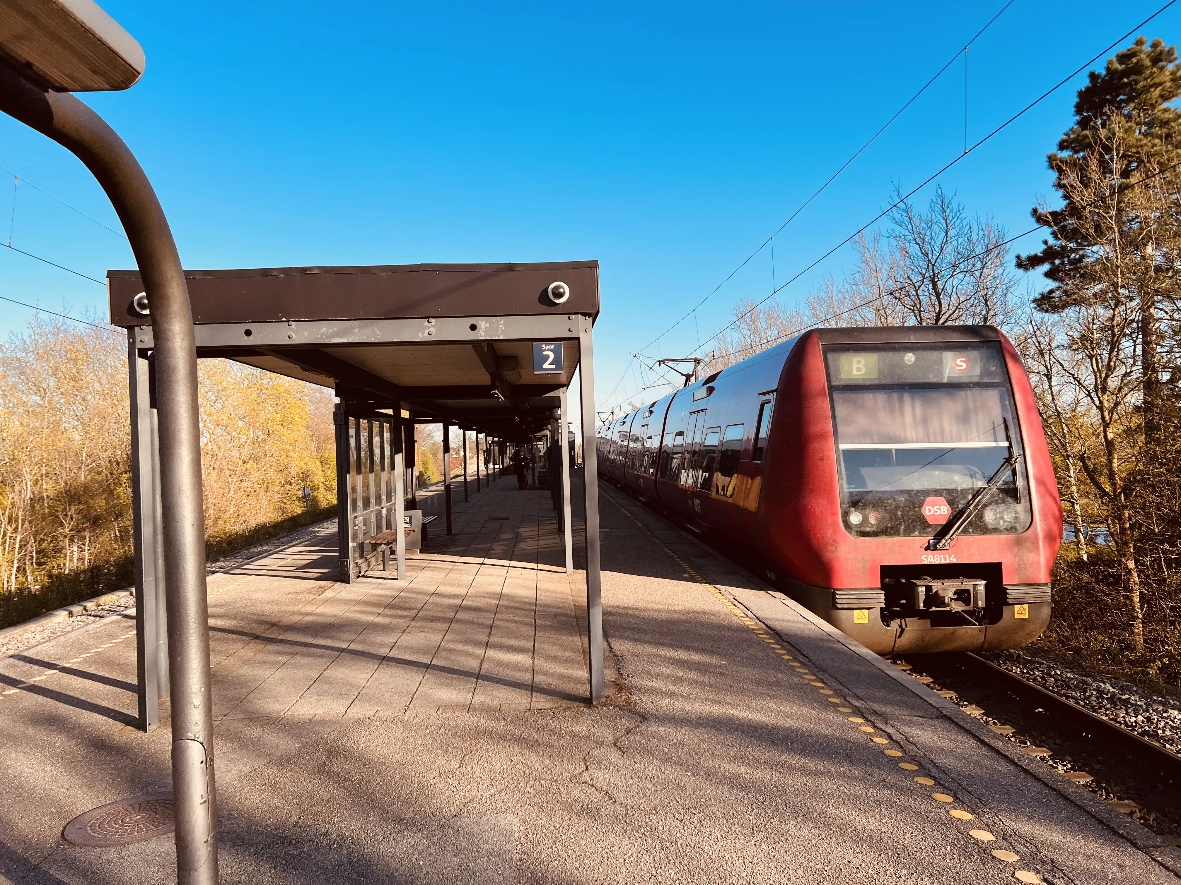 Billede af DSB SA 8114 fotograferet ud for Stengården S-togstrinbræt. Billede af DSB SA 8114 fotograferet ud for Stengården S-togstrinbræt.