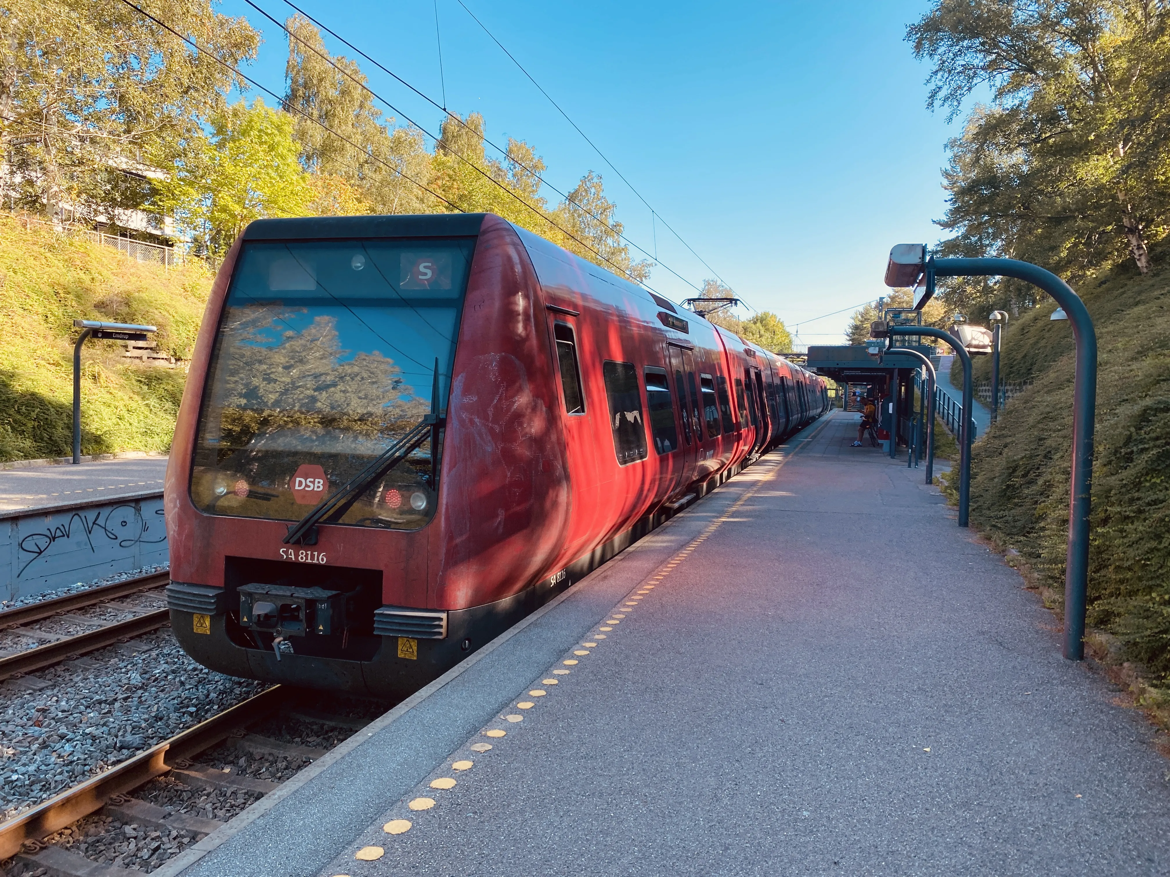 Billede af DSB SA 8116 fotograferet ud for Emdrup S-togstrinbræt. Billede af DSB SA 8116 fotograferet ud for Emdrup S-togstrinbræt.