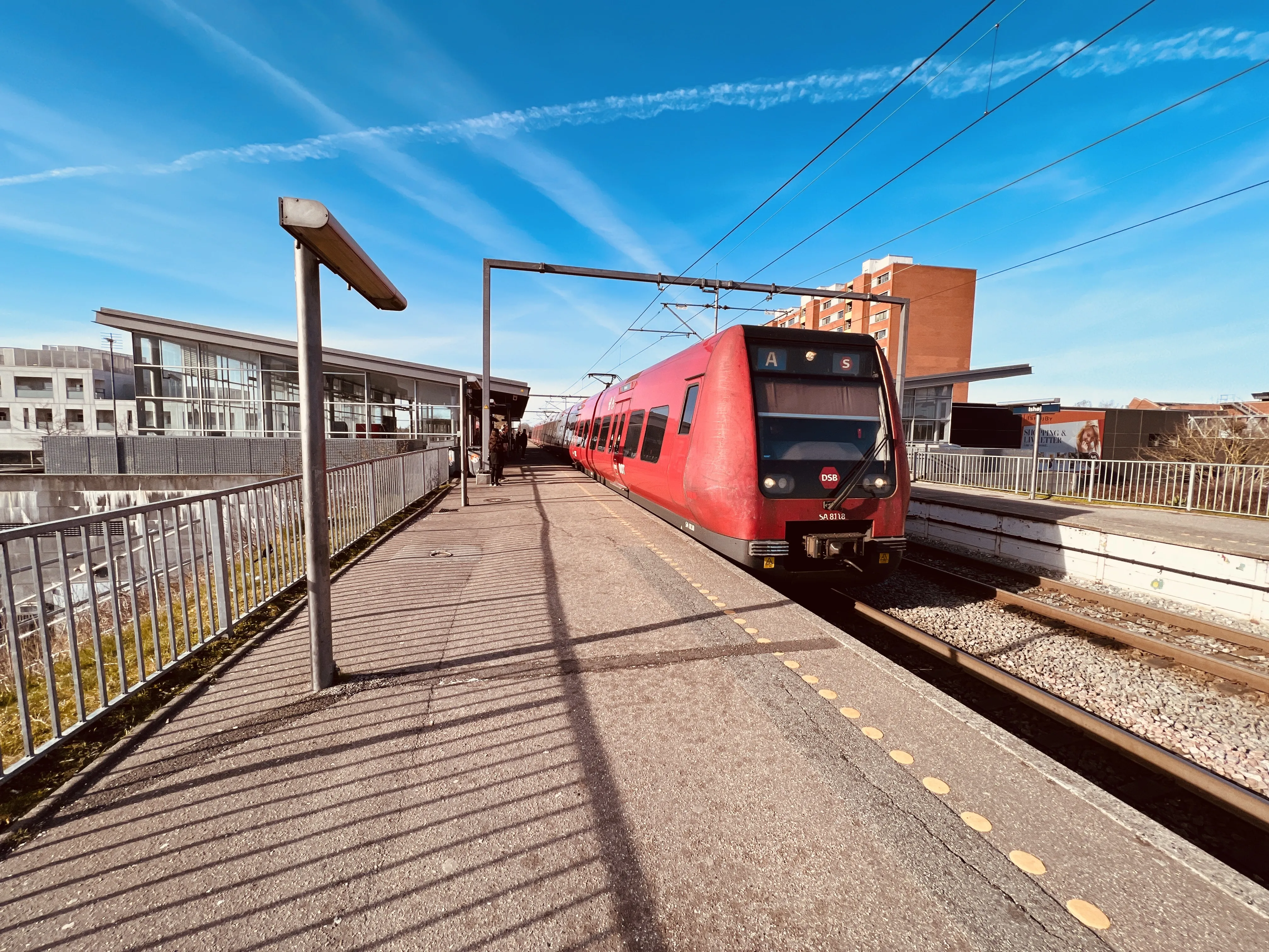 Billede af DSB SA 8118 fotograferet ud for Ishøj S-togsstation. Billede af DSB SA 8118 fotograferet ud for Ishøj S-togsstation.