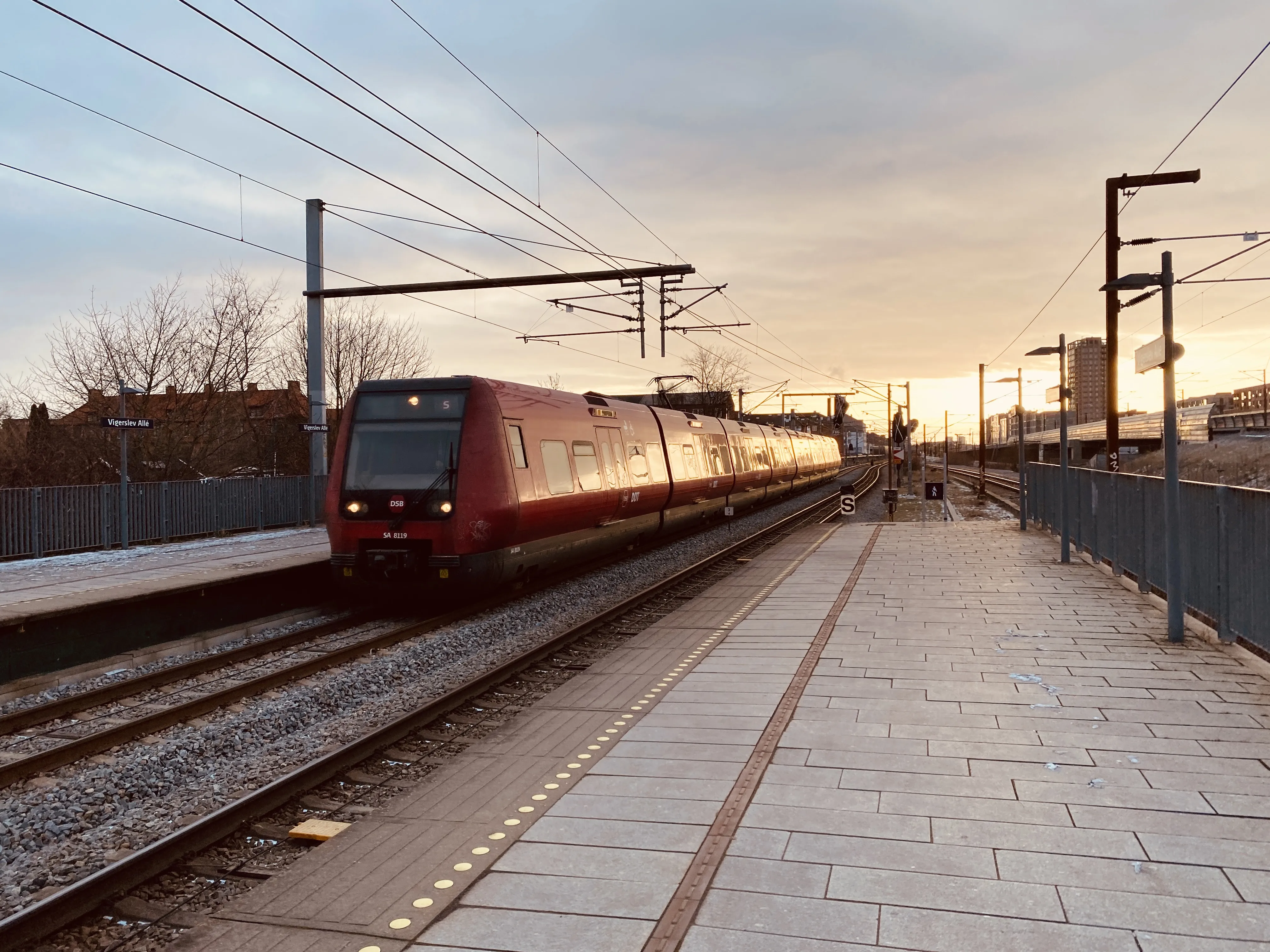 Billede af DSB SA 8119 fotograferet ud for Vigerslev Allé S-togstrinbræt. Billede af DSB SA 8119 fotograferet ud for Vigerslev Allé S-togstrinbræt.