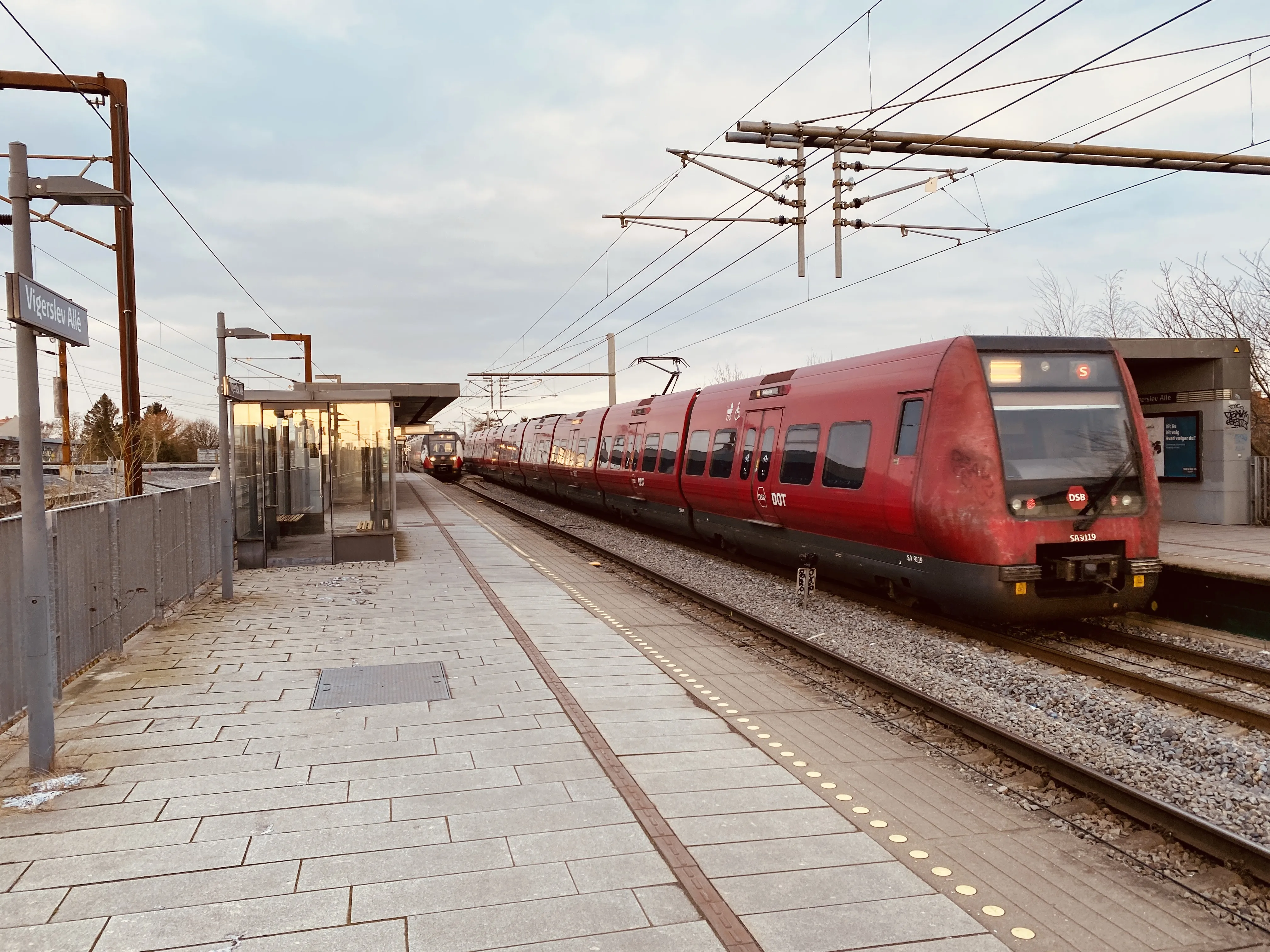 Billede af DSB SA 8119 fotograferet ud for Vigerslev Allé S-togstrinbræt. Billede af DSB SA 8119 fotograferet ud for Vigerslev Allé S-togstrinbræt.