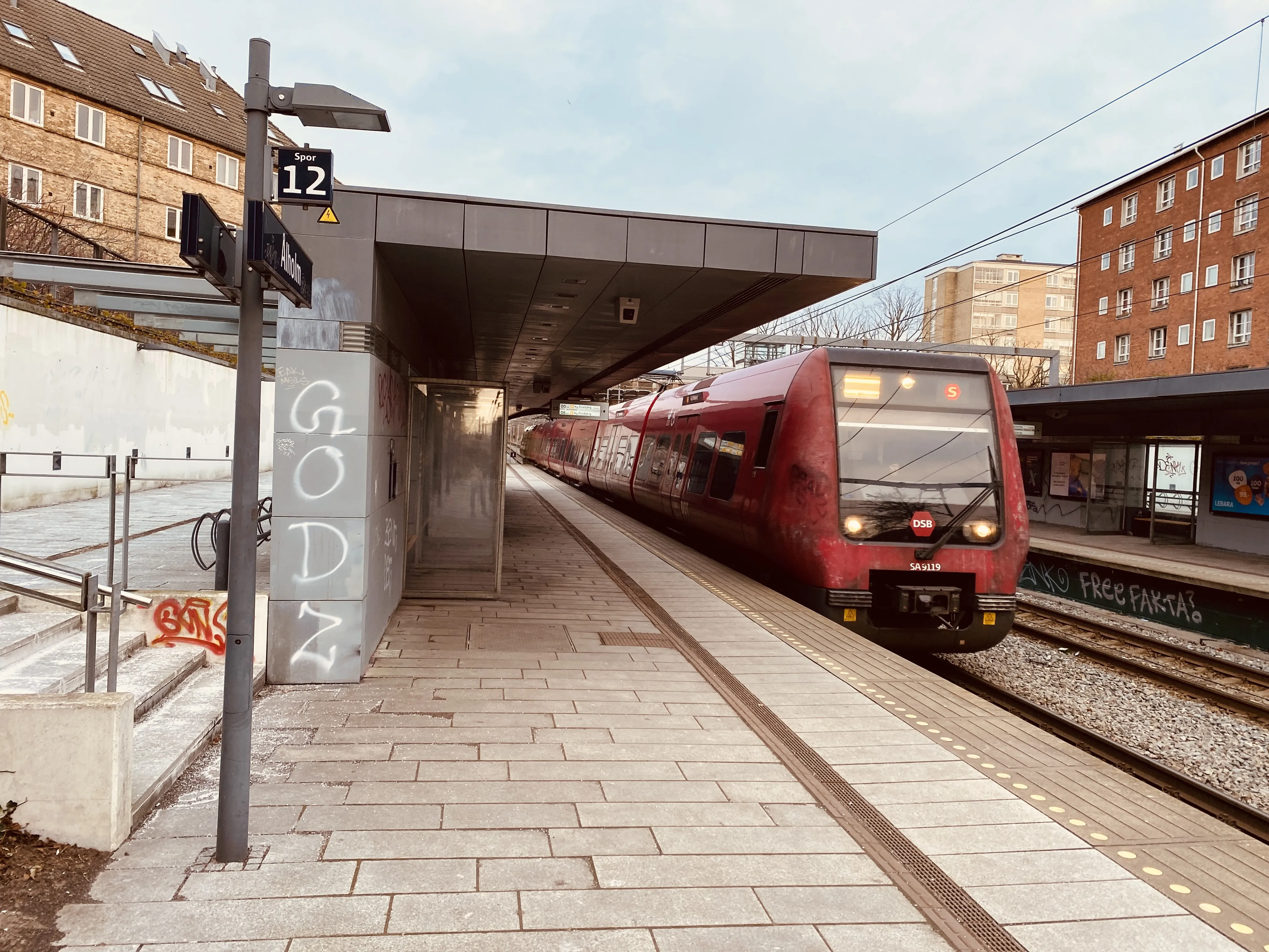 Billede af DSB SA 8119 fotograferet ud for Ålholm S-togstrinbræt. Billede af DSB SA 8119 fotograferet ud for Ålholm S-togstrinbræt.