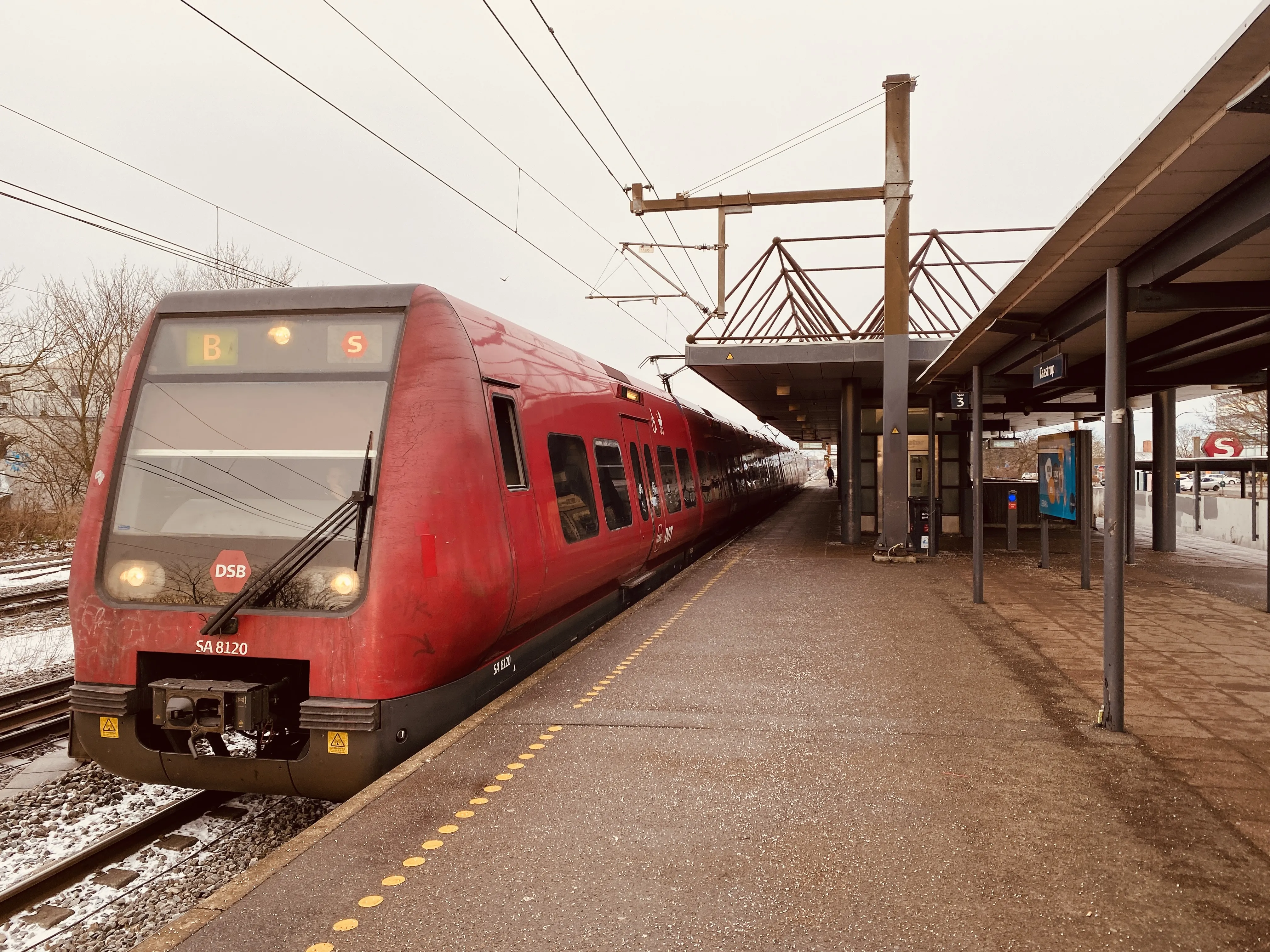 Billede af DSB SA 8120 fotograferet ud for Taastrup S-togstrinbræt. Billede af DSB SA 8120 fotograferet ud for Taastrup S-togstrinbræt.