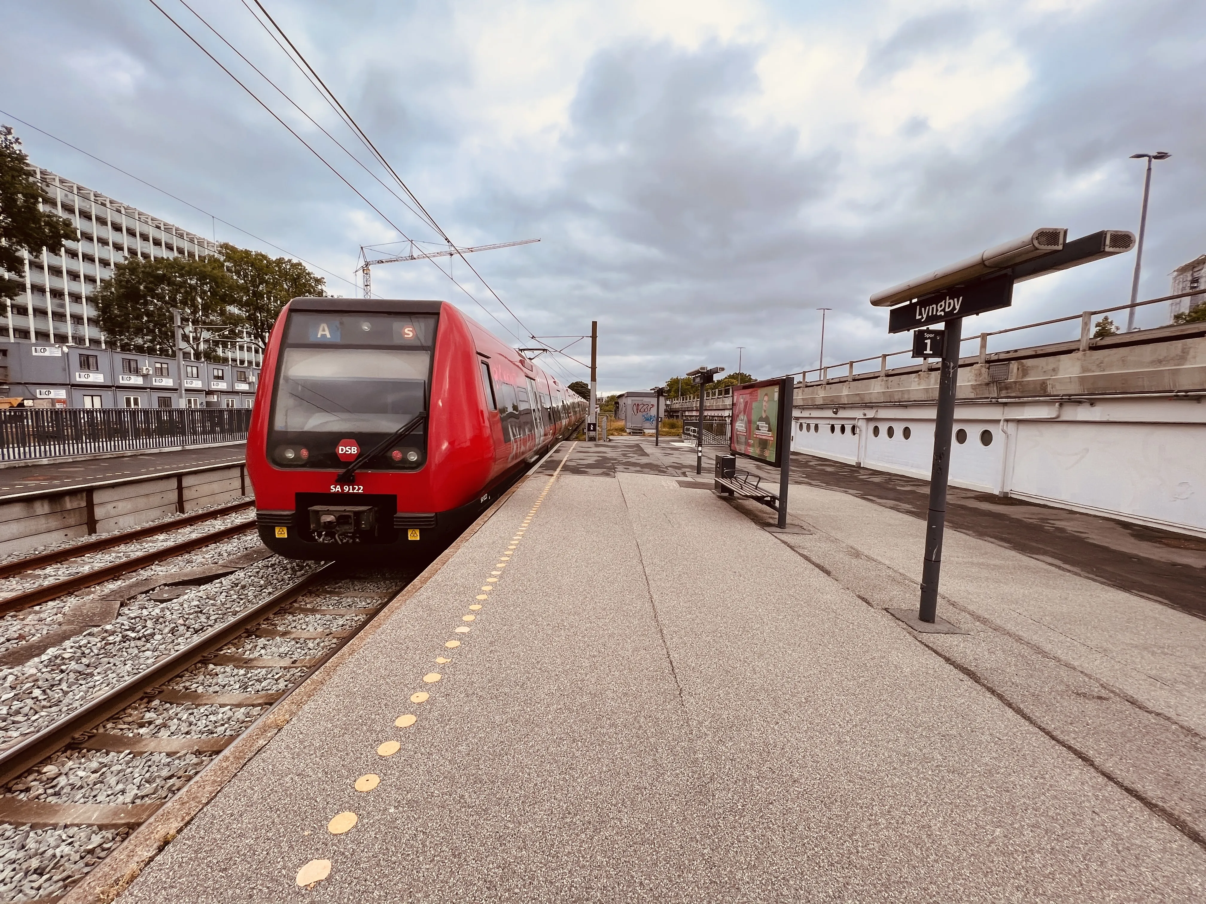 Billede af DSB SA 8122 fotograferet ud for Lyngby Station. Billede af DSB SA 8122 fotograferet ud for Lyngby Station.