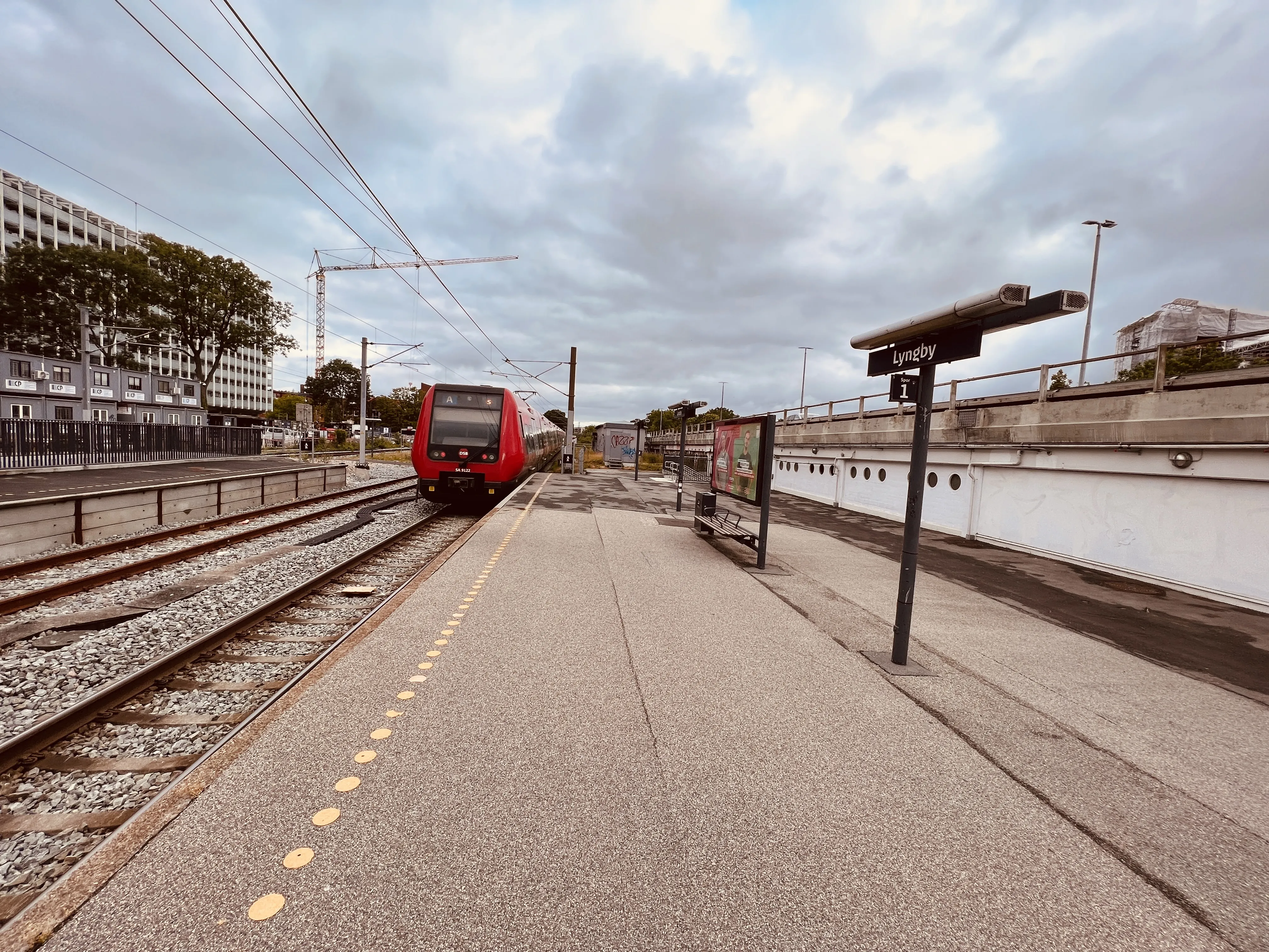 Billede af DSB SA 8122 fotograferet ud for Lyngby Station. Billede af DSB SA 8122 fotograferet ud for Lyngby Station.