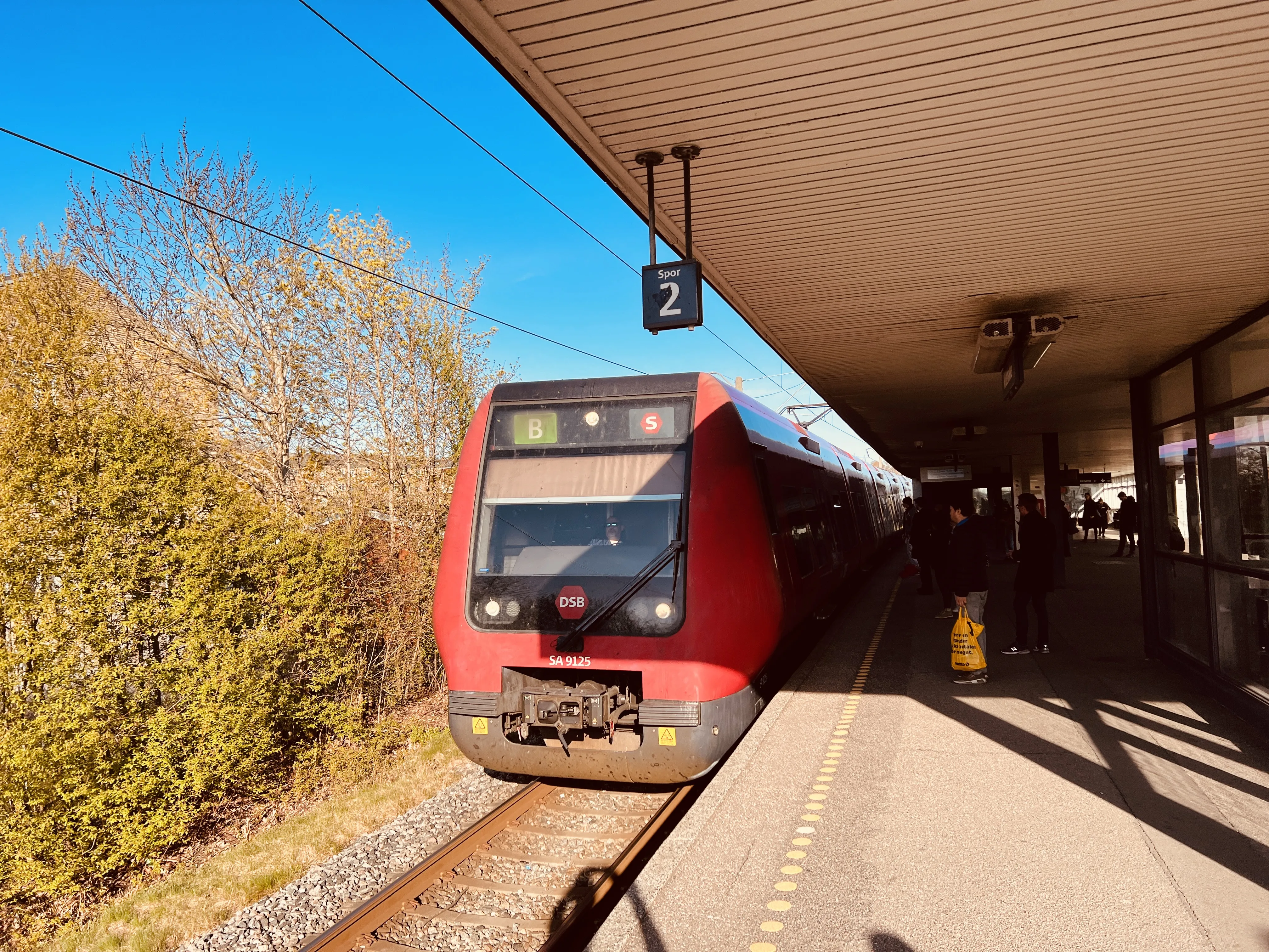 Billede af DSB SA 8125 fotograferet ud for Kildebakke S-togstrinbræt. Billede af DSB SA 8125 fotograferet ud for Kildebakke S-togstrinbræt.