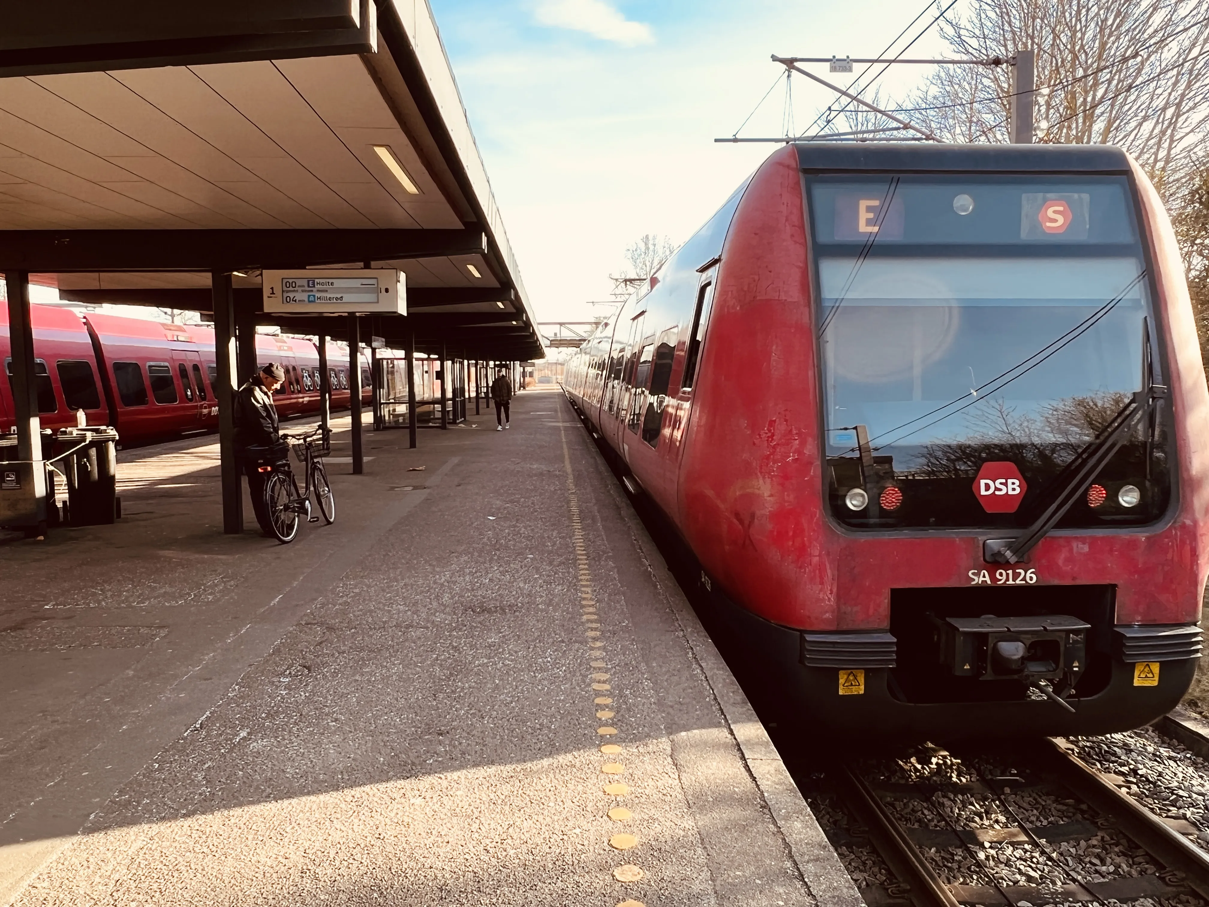 Billede af DSB SA 8126 fotograferet ud for Hundige S-togsstation. Billede af DSB SA 8126 fotograferet ud for Hundige S-togsstation.