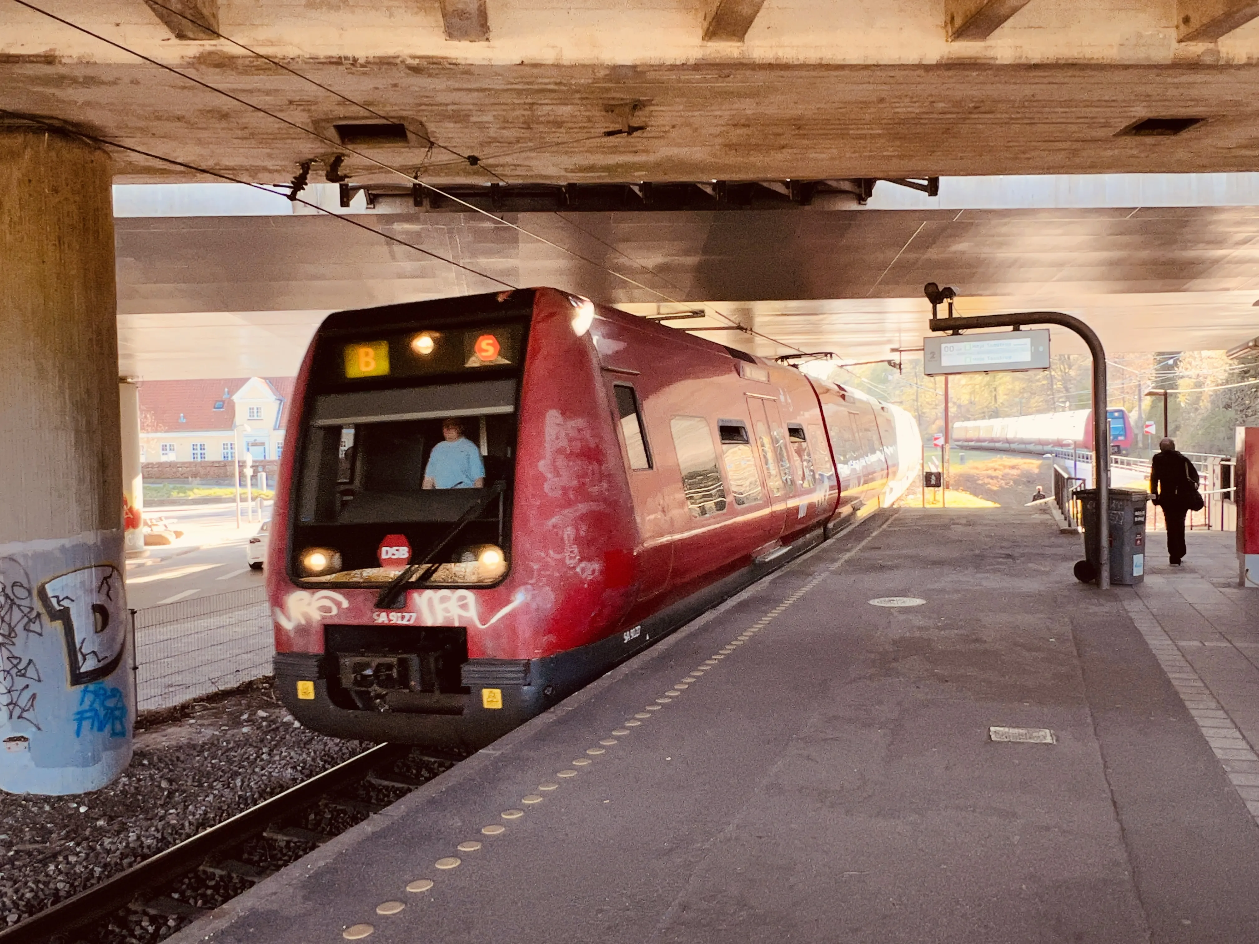 Billede af DSB SA 8127 fotograferet ud for Skovbrynet S-togstrinbræt. Billede af DSB SA 8127 fotograferet ud for Skovbrynet S-togstrinbræt.