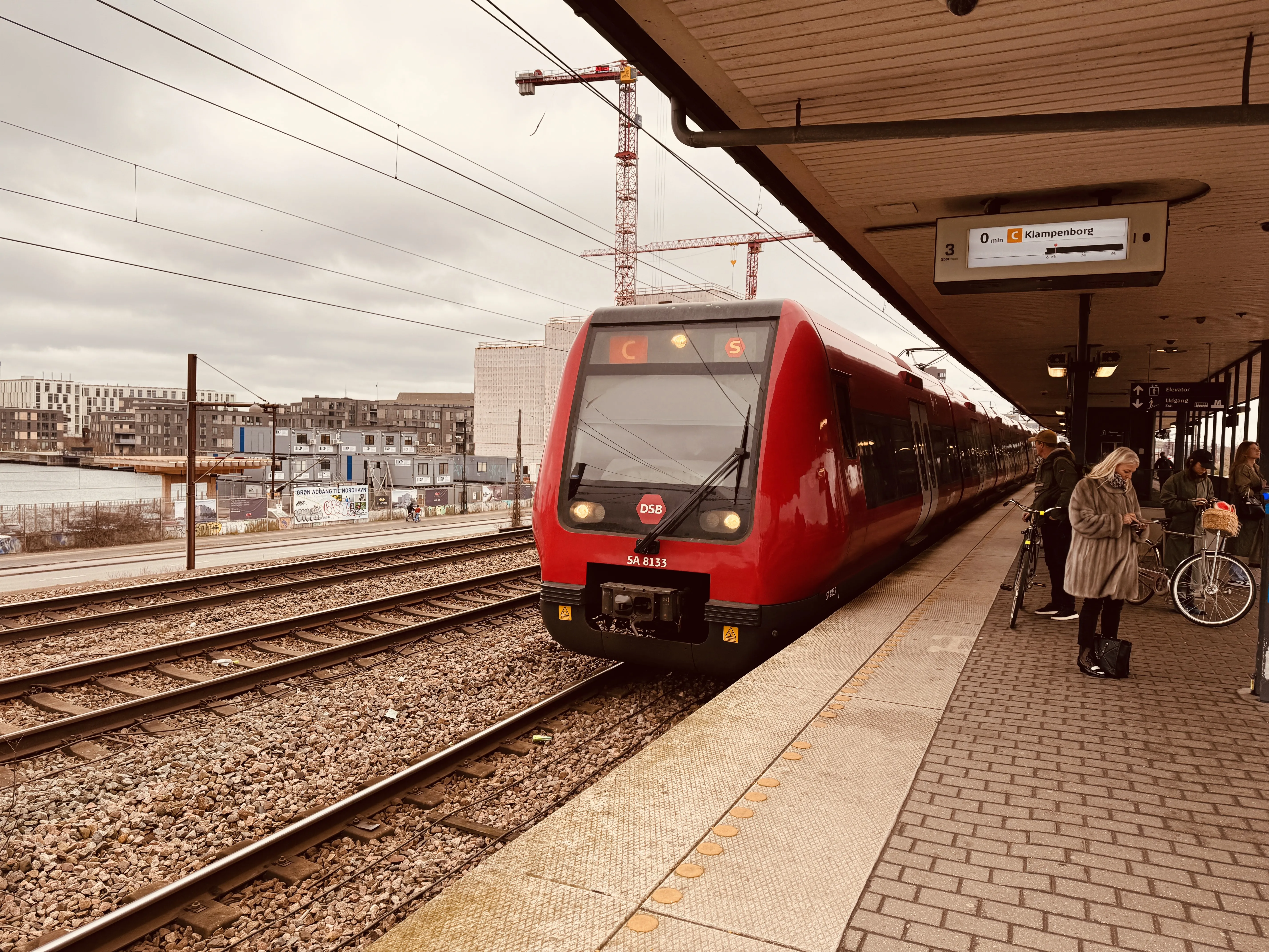 Billede af DSB SA 8133 fotograferet ud for Nordhavn S-togstrinbræt.