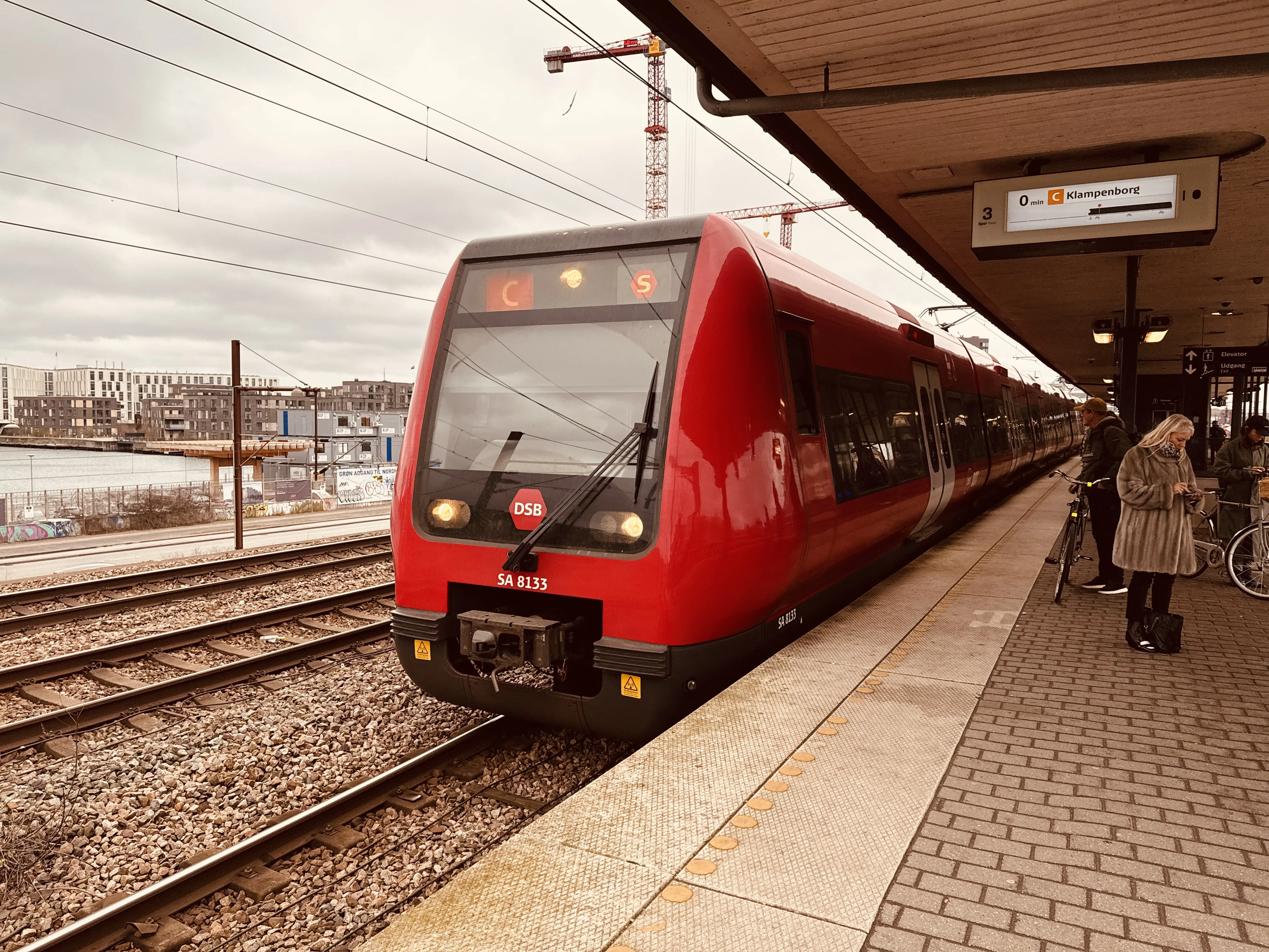 Billede af DSB SA 8133 fotograferet ud for Nordhavn S-togstrinbræt.