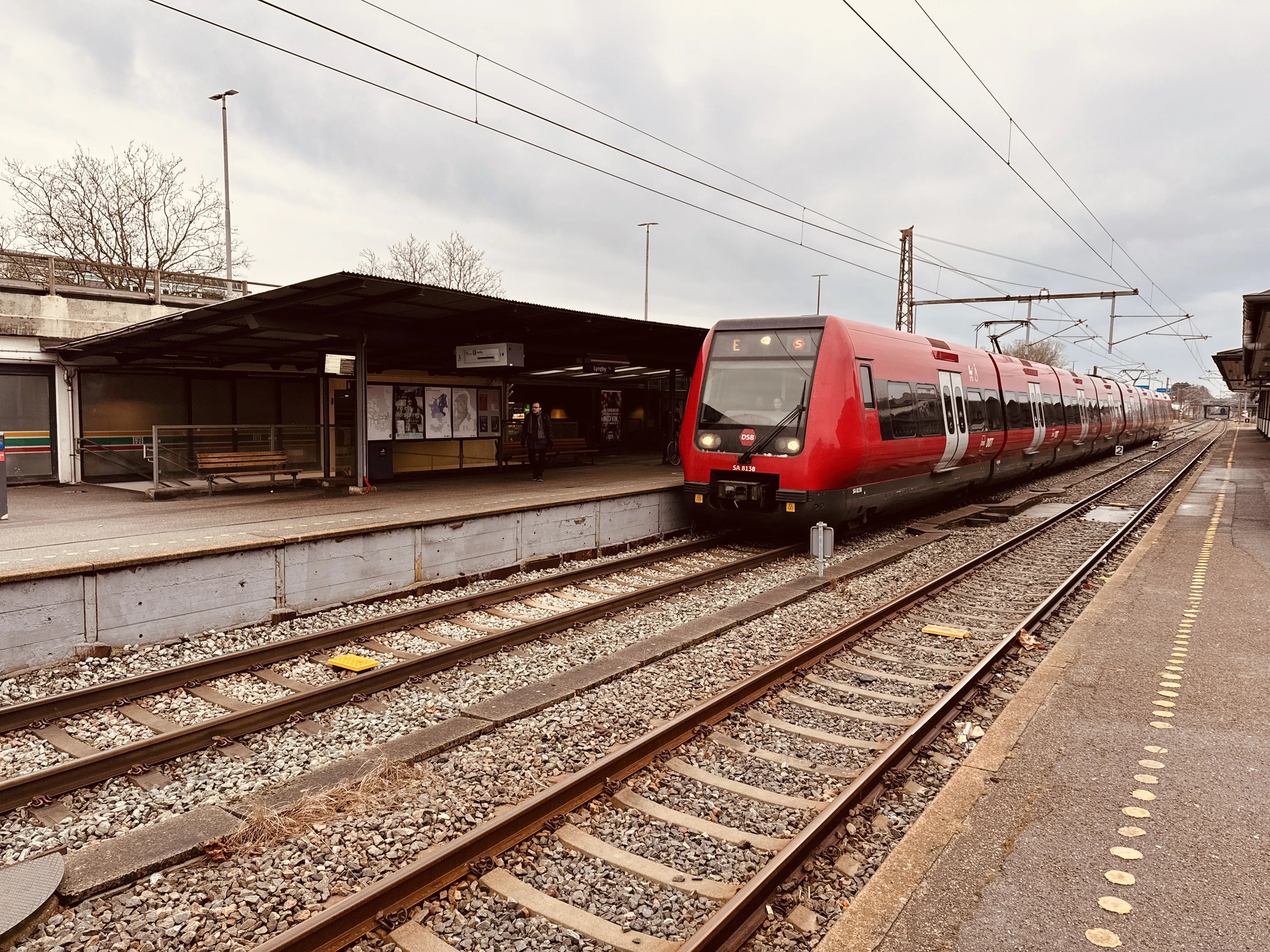 Billede af DSB SA 8138 fotograferet ud for Lyngby Station. Billede af DSB SA 8138 fotograferet ud for Lyngby Station.