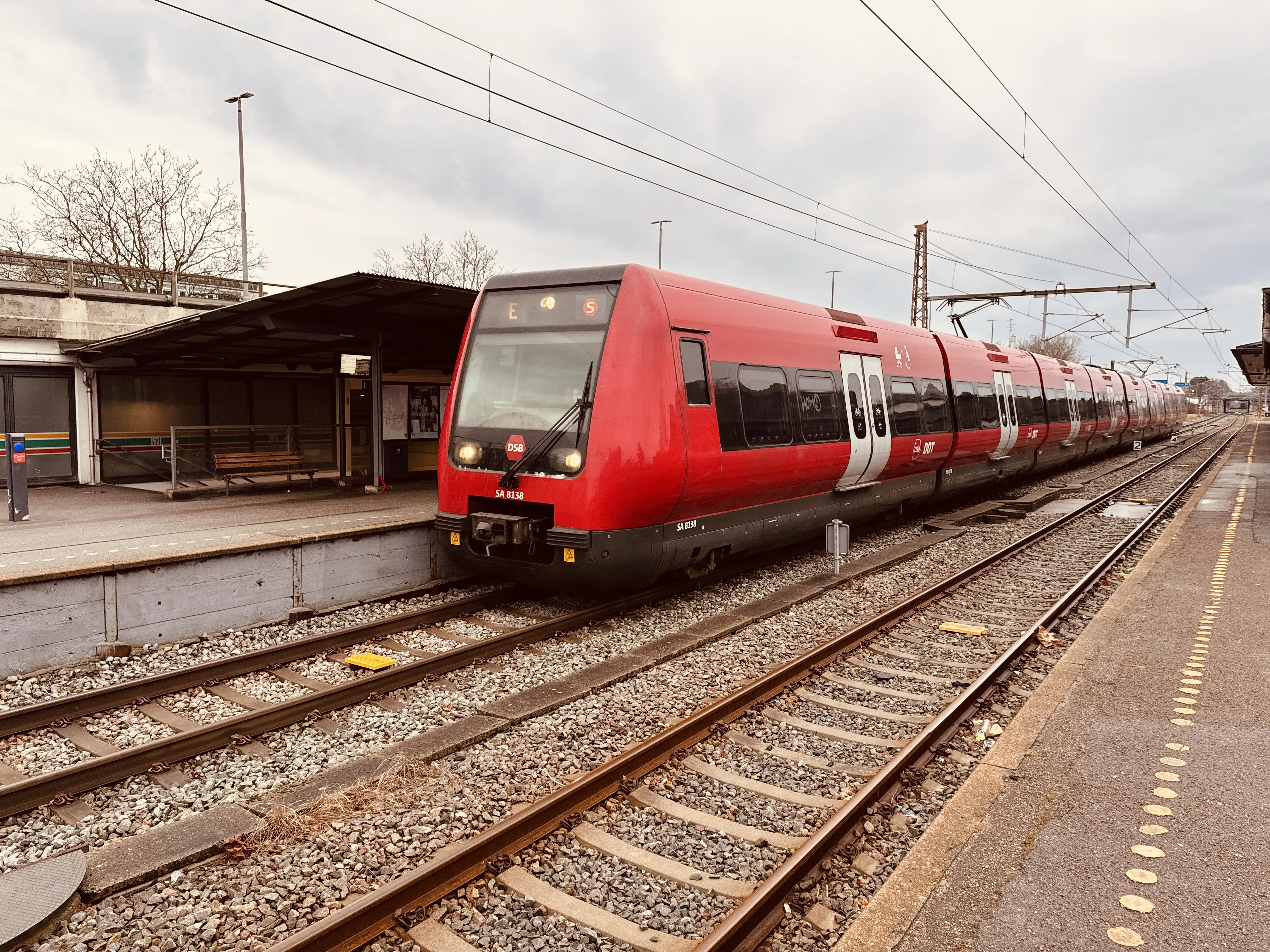 Billede af DSB SA 8138 fotograferet ud for Lyngby Station. Billede af DSB SA 8138 fotograferet ud for Lyngby Station.