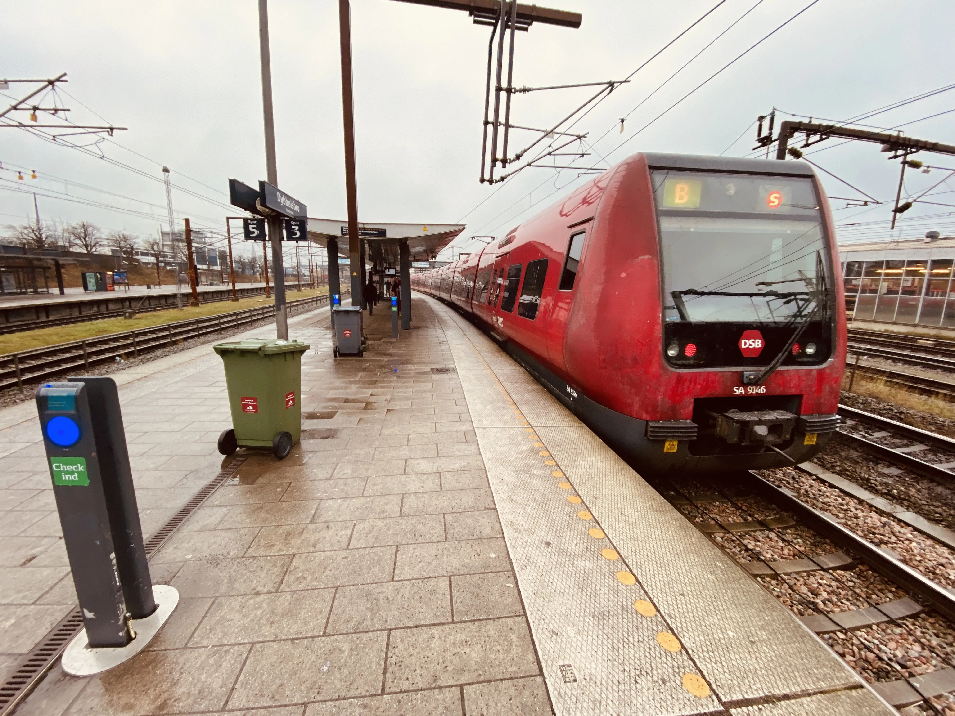 Billede af DSB SA 8146 fotograferet ud for Dybbølsbro S-togstrinbræt. Billede af DSB SA 8146 fotograferet ud for Dybbølsbro S-togstrinbræt.