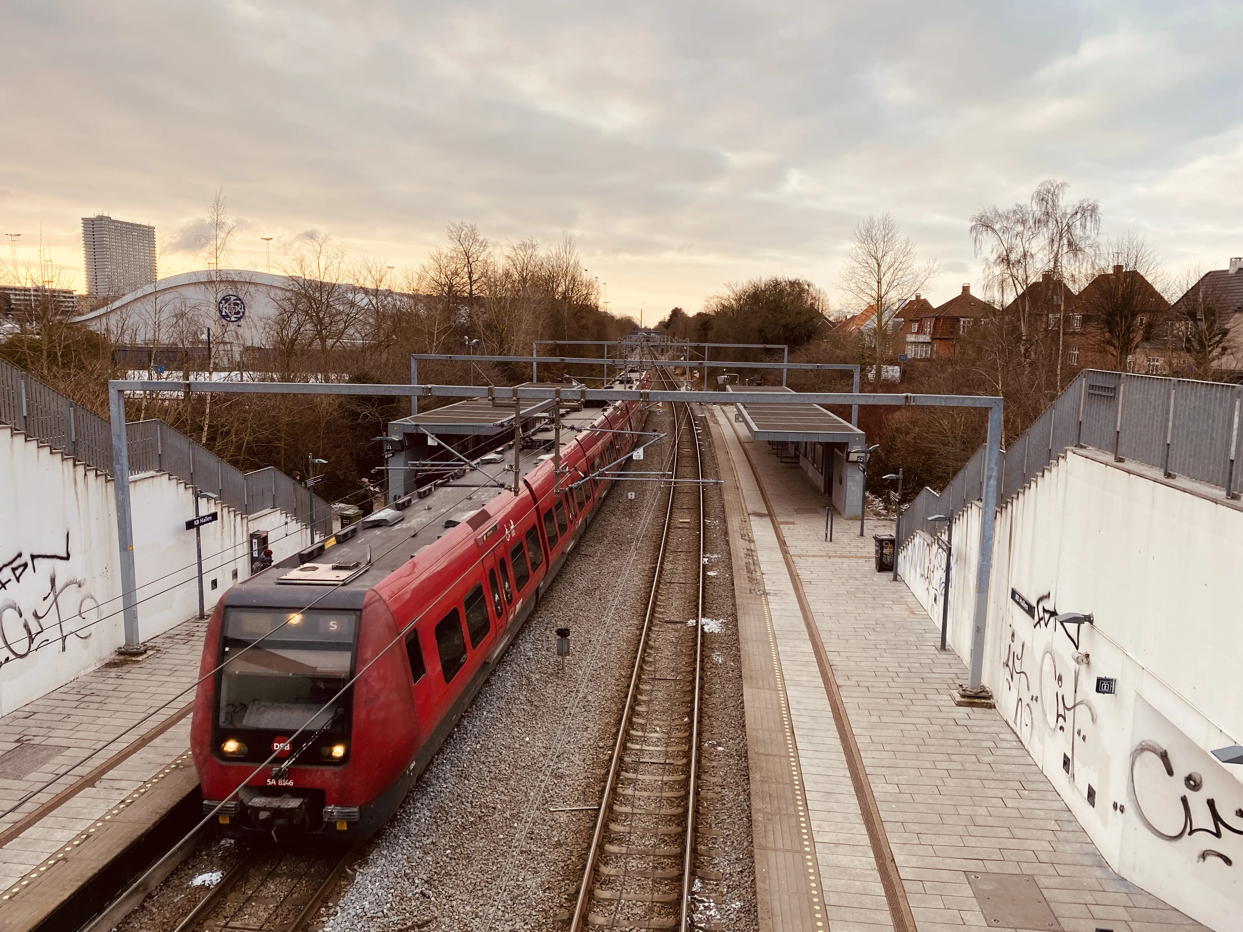 Billede af DSB SA 8146 fotograferet ud for KB Hallen S-togstrinbræt. Billede af DSB SA 8146 fotograferet ud for KB Hallen S-togstrinbræt.