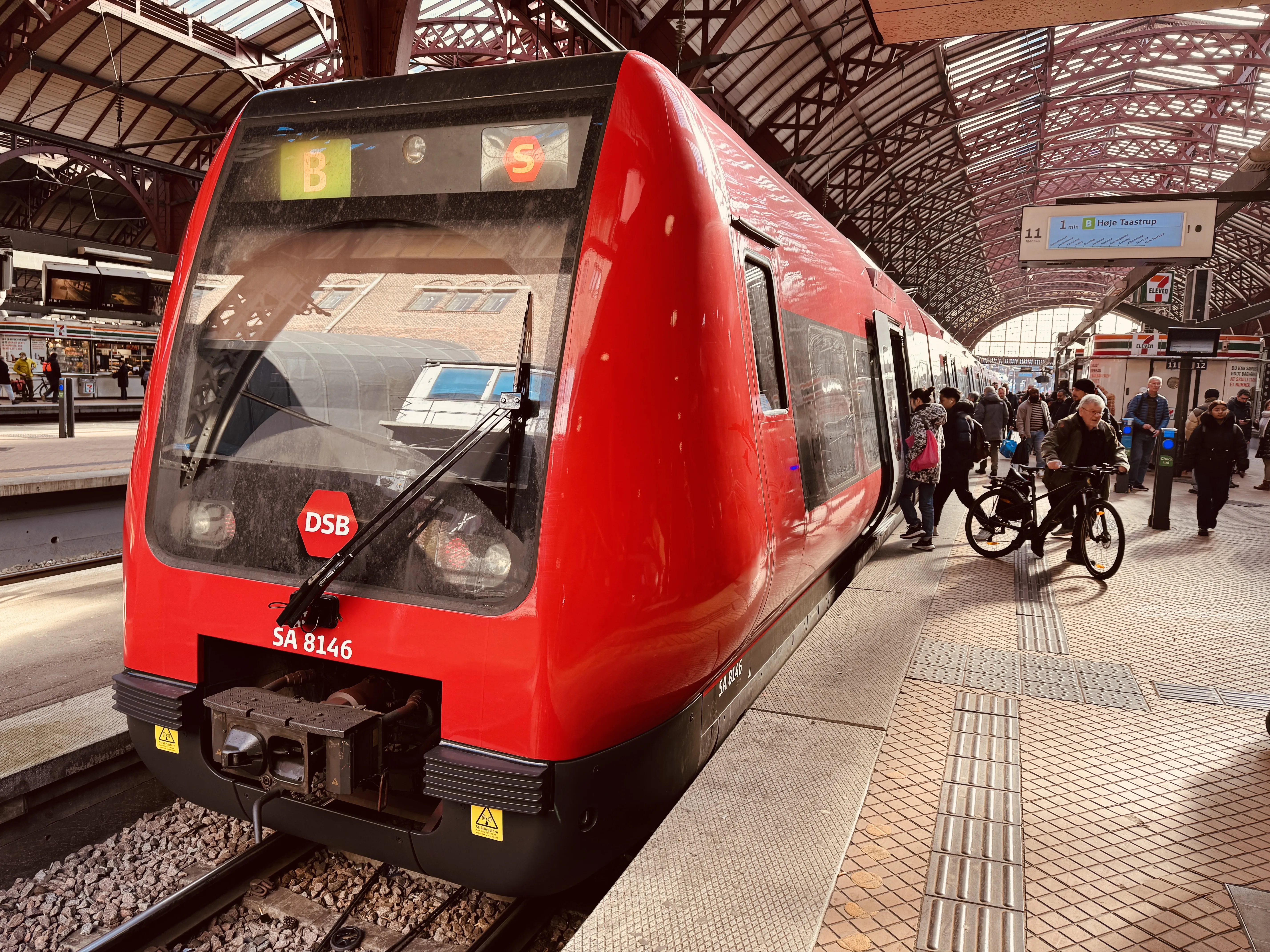 Billede af DSB SA 8146 fotograferet ud for København Hovedbanegård.