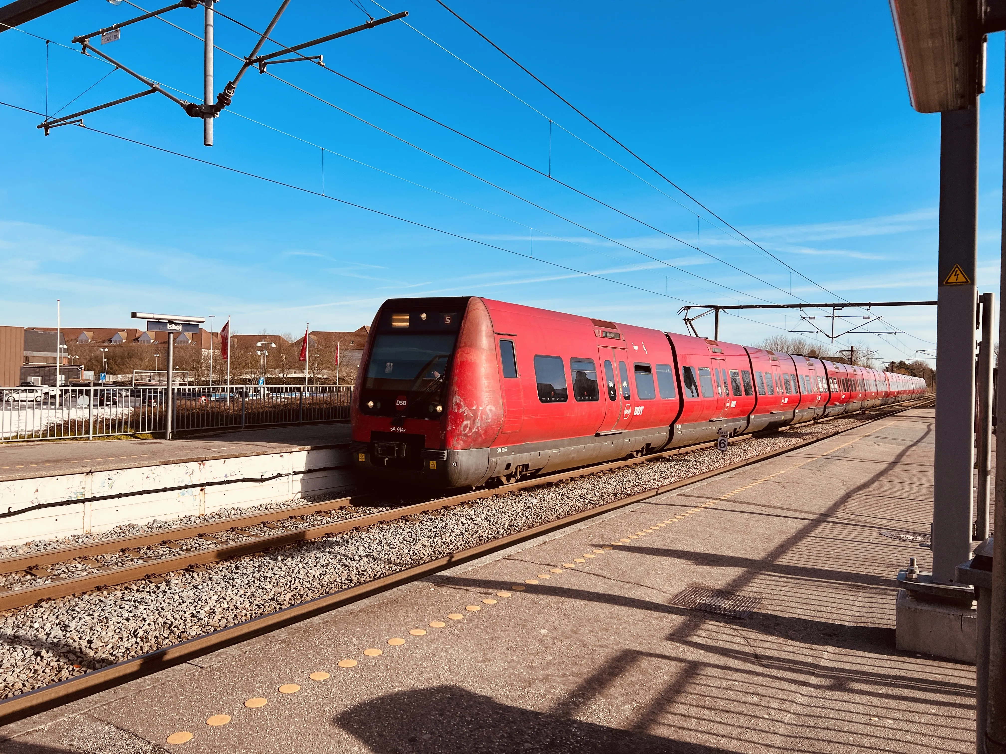 Billede af DSB SA 8147 fotograferet ud for Ishøj S-togsstation. Billede af DSB SA 8147 fotograferet ud for Ishøj S-togsstation.