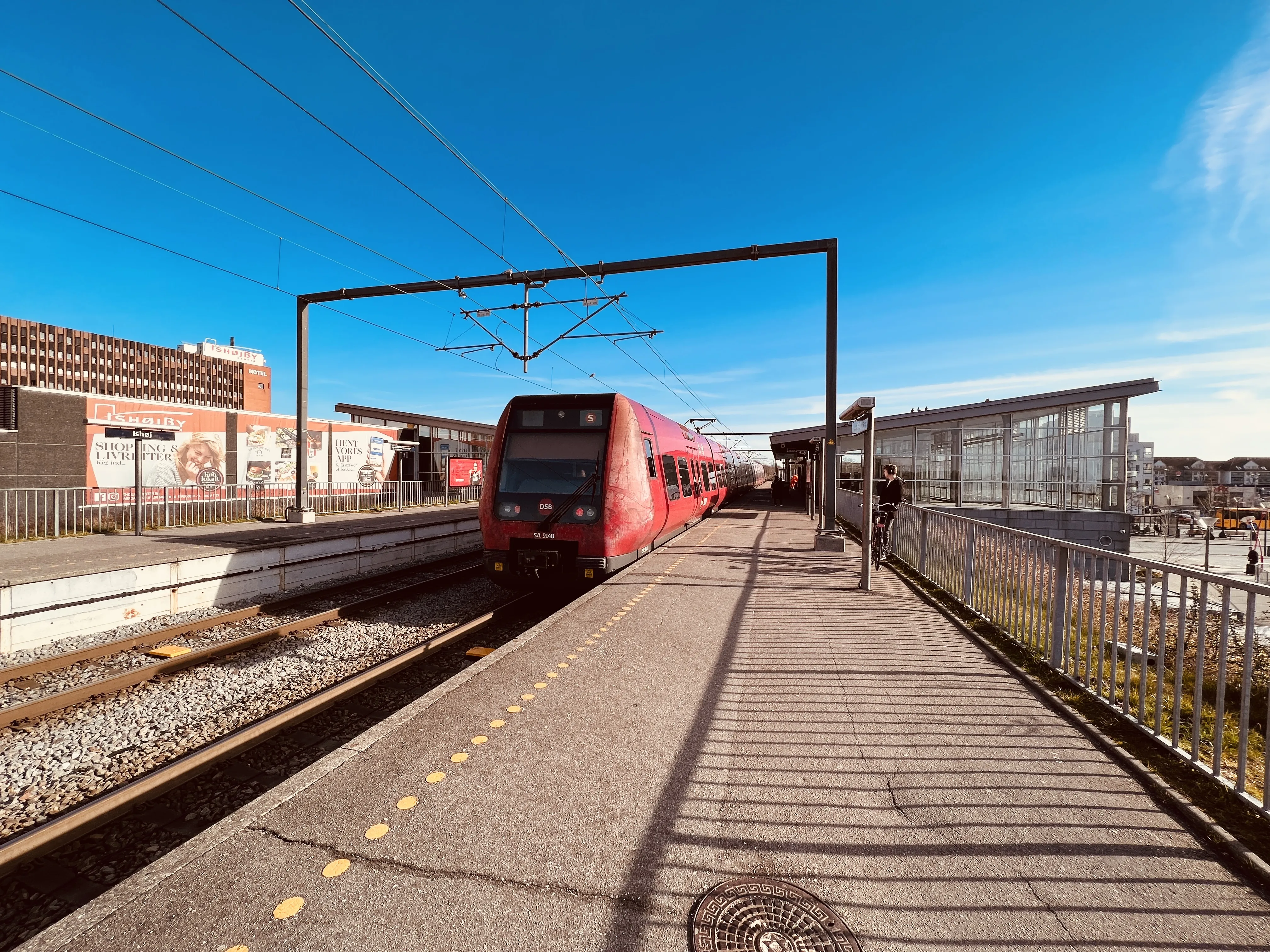 Billede af DSB SA 8148 fotograferet ud for Ishøj S-togsstation. Billede af DSB SA 8148 fotograferet ud for Ishøj S-togsstation.