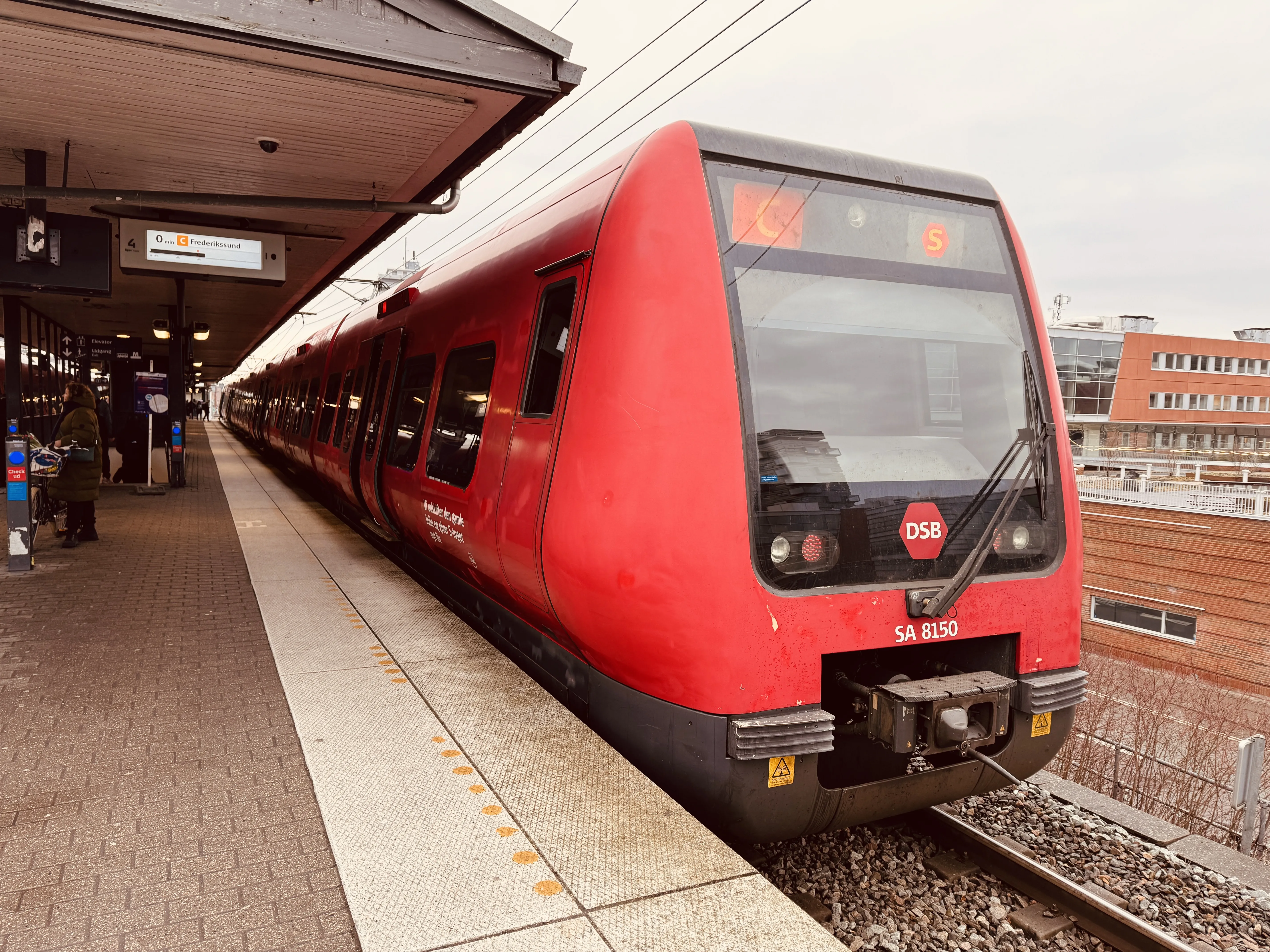 Billede af DSB SA 8150 fotograferet ud for Nordhavn S-togstrinbræt.