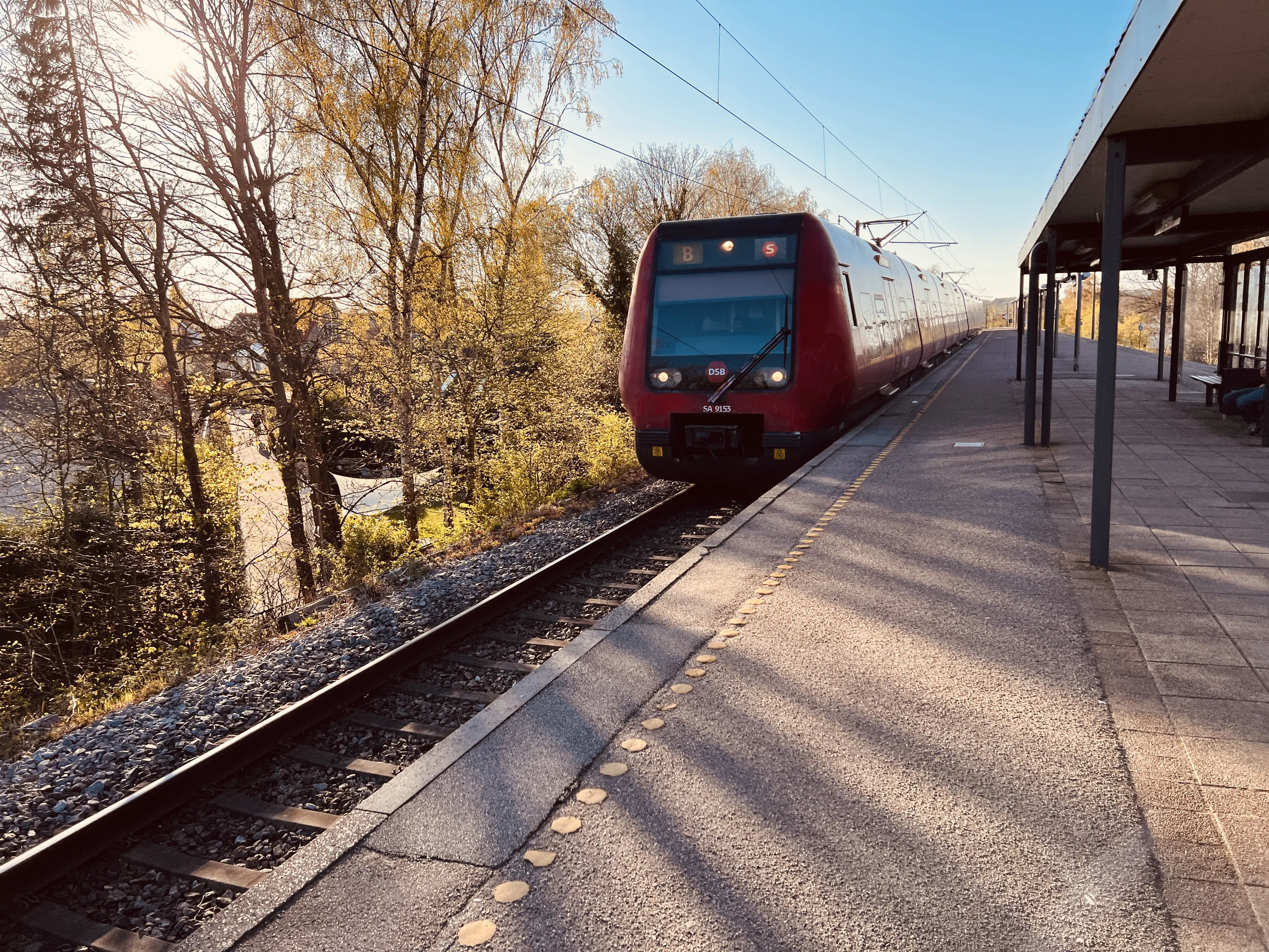 Billede af DSB SA 8153 fotograferet ud for Stengården S-togstrinbræt. Billede af DSB SA 8153 fotograferet ud for Stengården S-togstrinbræt.