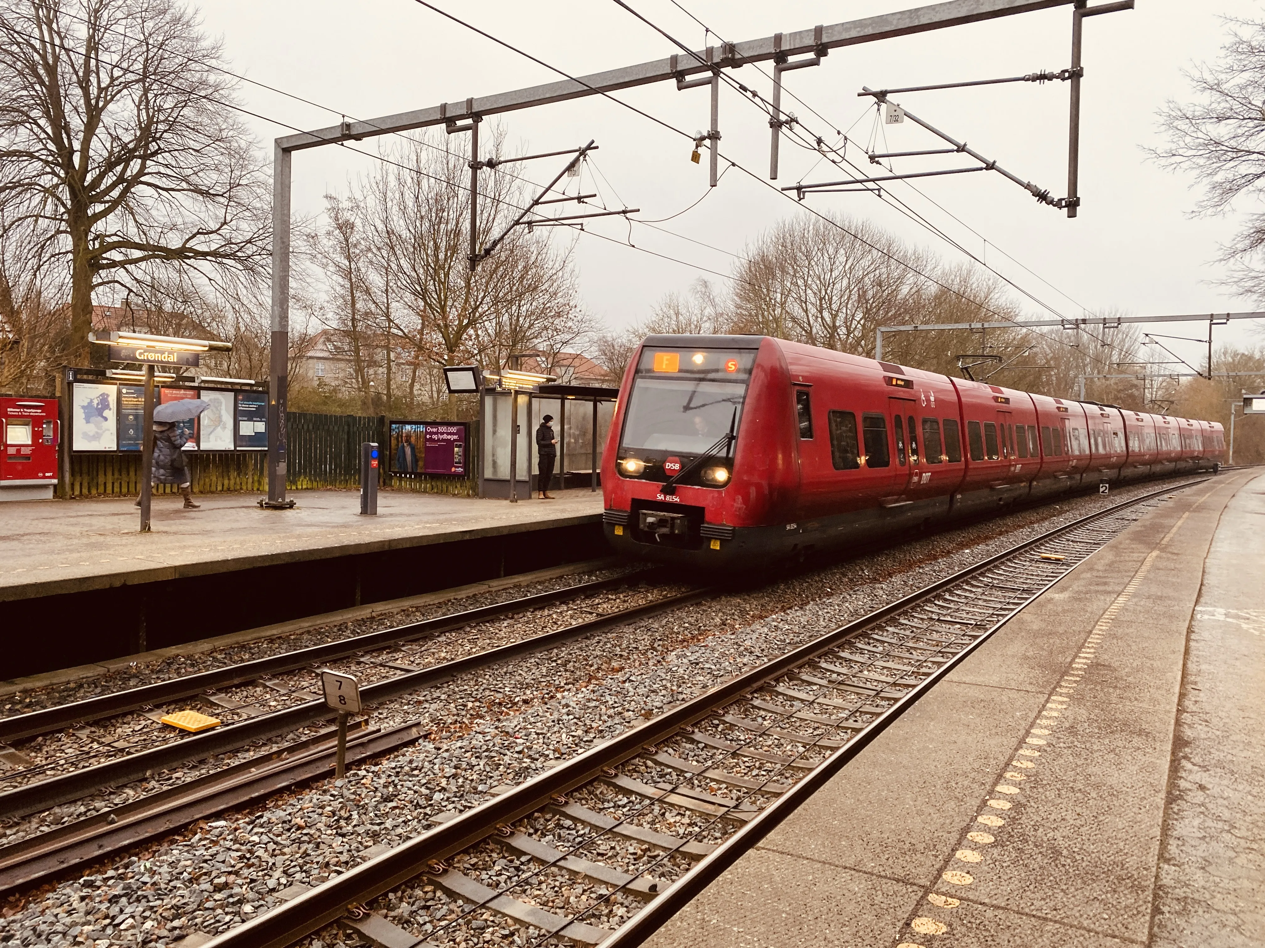 Billede af DSB SA 8154 fotograferet ud for Grøndal S-togstrinbræt. Billede af DSB SA 8154 fotograferet ud for Grøndal S-togstrinbræt.