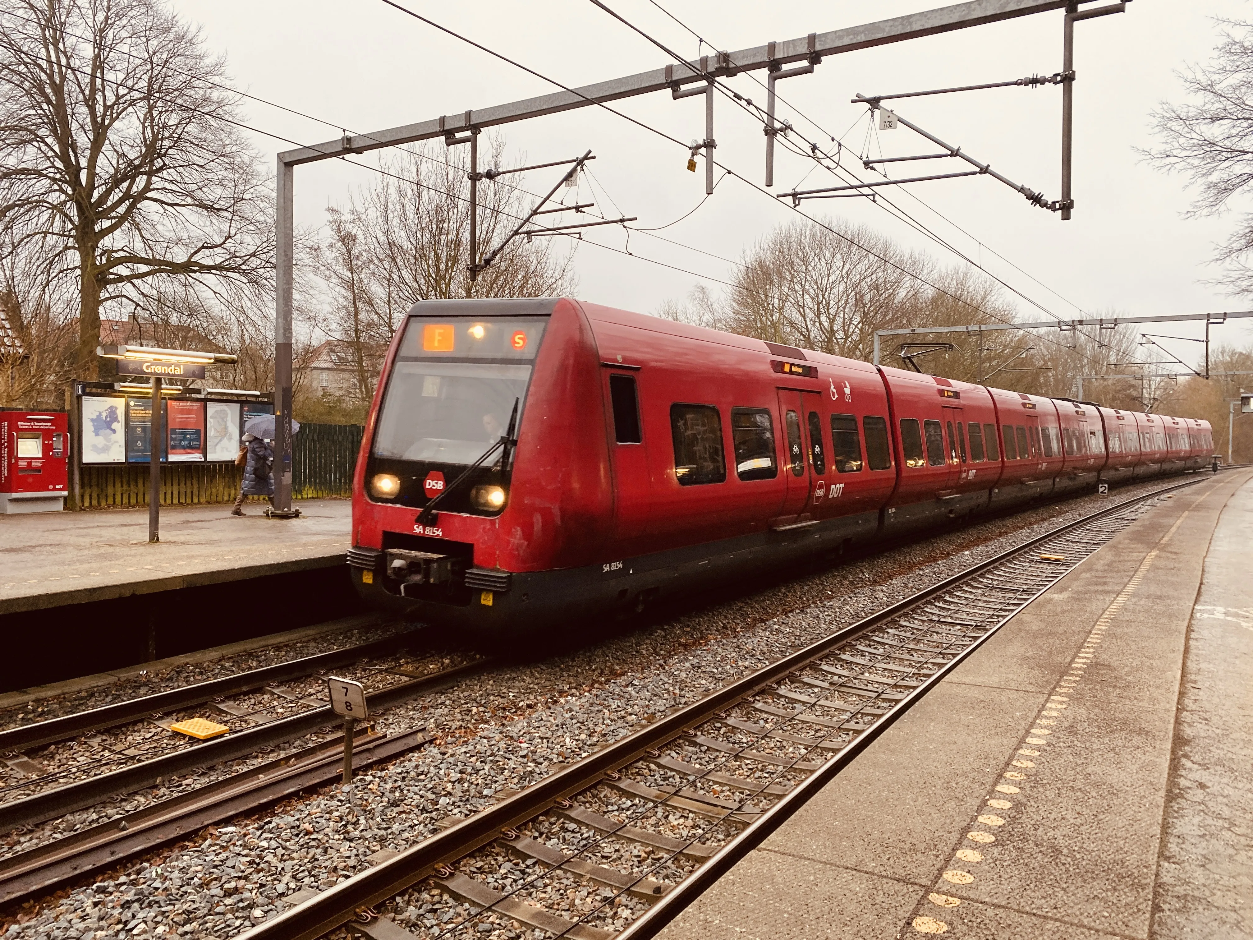Billede af DSB SA 8154 fotograferet ud for Grøndal S-togstrinbræt. Billede af DSB SA 8154 fotograferet ud for Grøndal S-togstrinbræt.