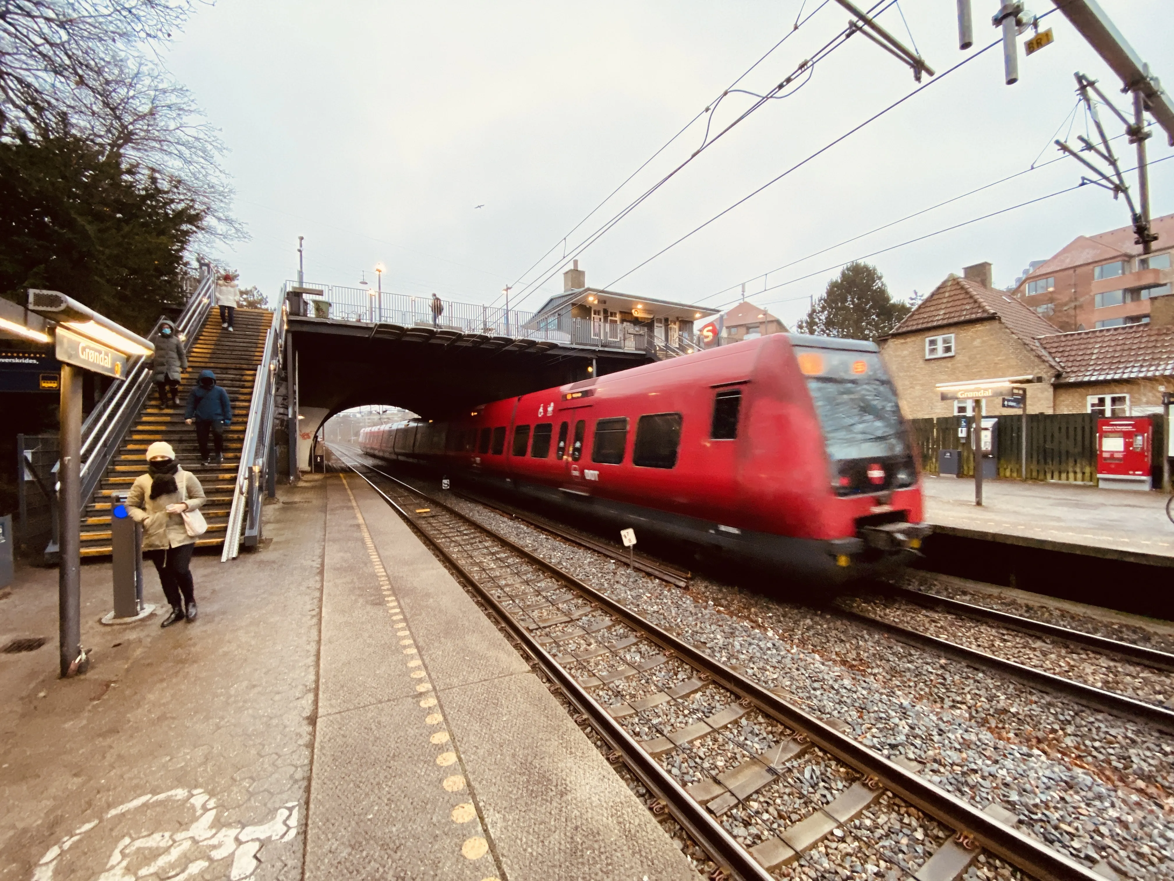 Billede af DSB SA 8154 fotograferet ud for Grøndal S-togstrinbræt. Billede af DSB SA 8154 fotograferet ud for Grøndal S-togstrinbræt.