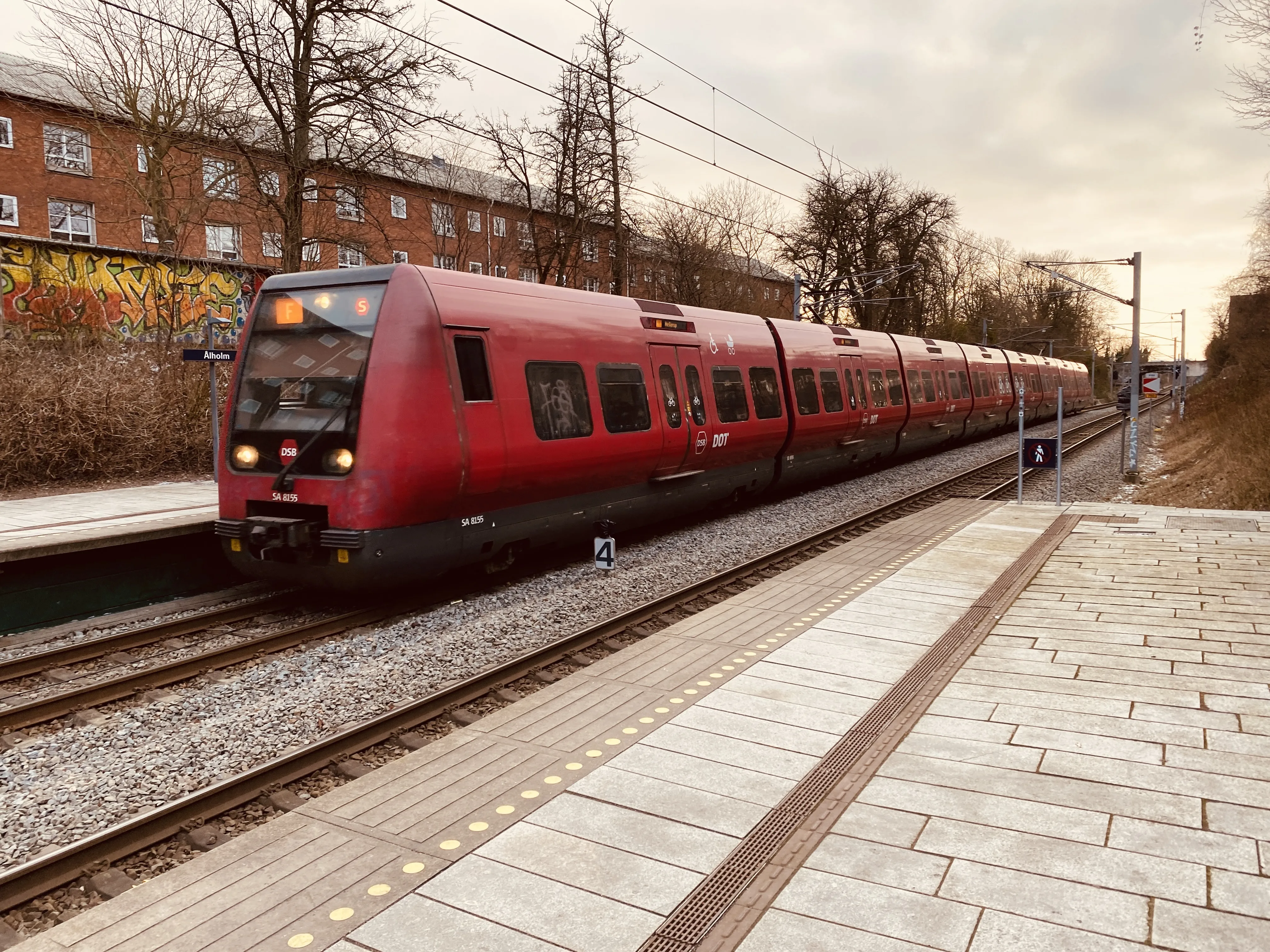 Billede af DSB SA 8155 fotograferet ud for Ålholm S-togstrinbræt. Billede af DSB SA 8155 fotograferet ud for Ålholm S-togstrinbræt.