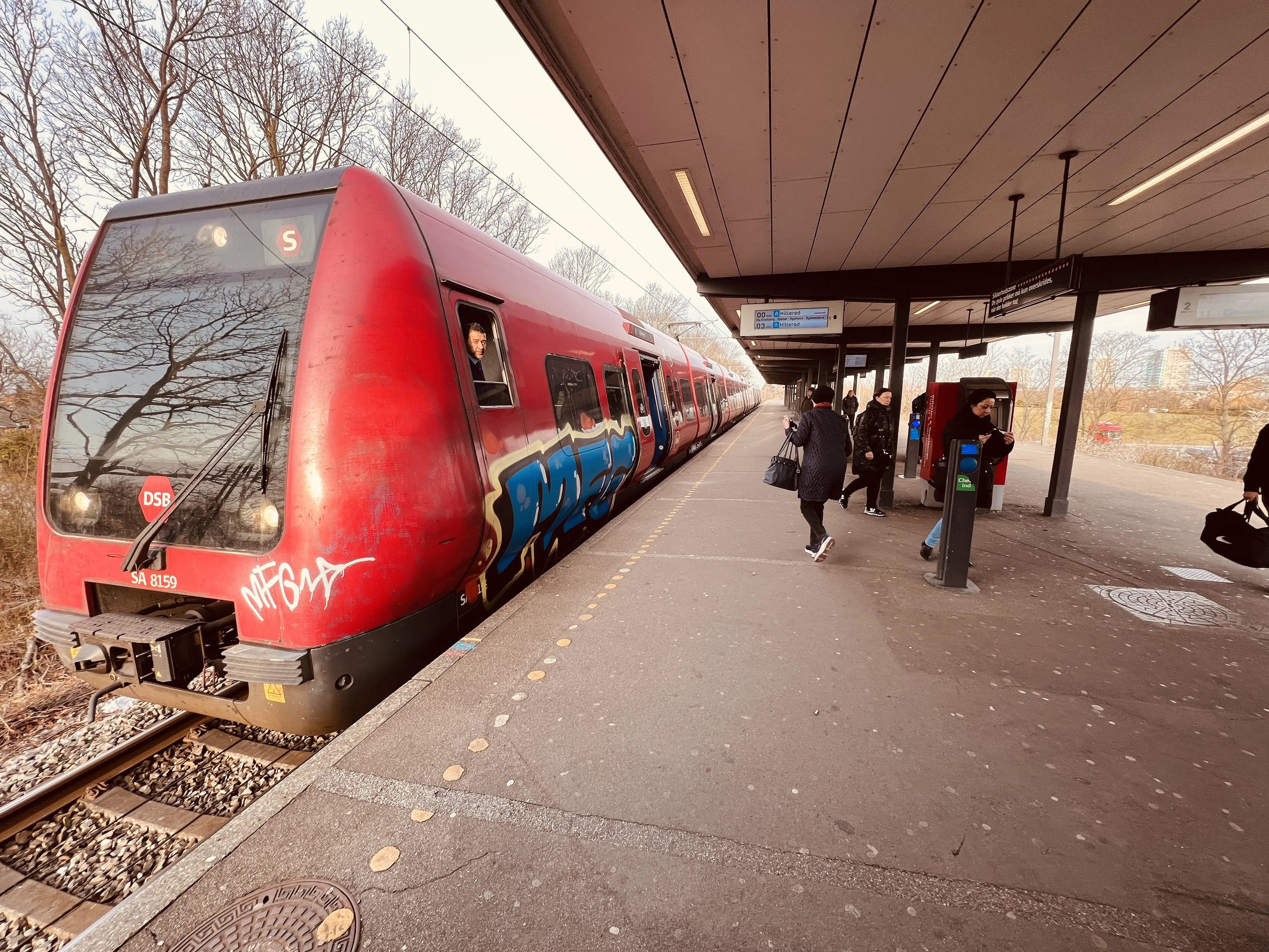Billede af DSB SA 8159 fotograferet ud for Brøndby Strand S-togstrinbræt. Billede af DSB SA 8159 fotograferet ud for Brøndby Strand S-togstrinbræt.