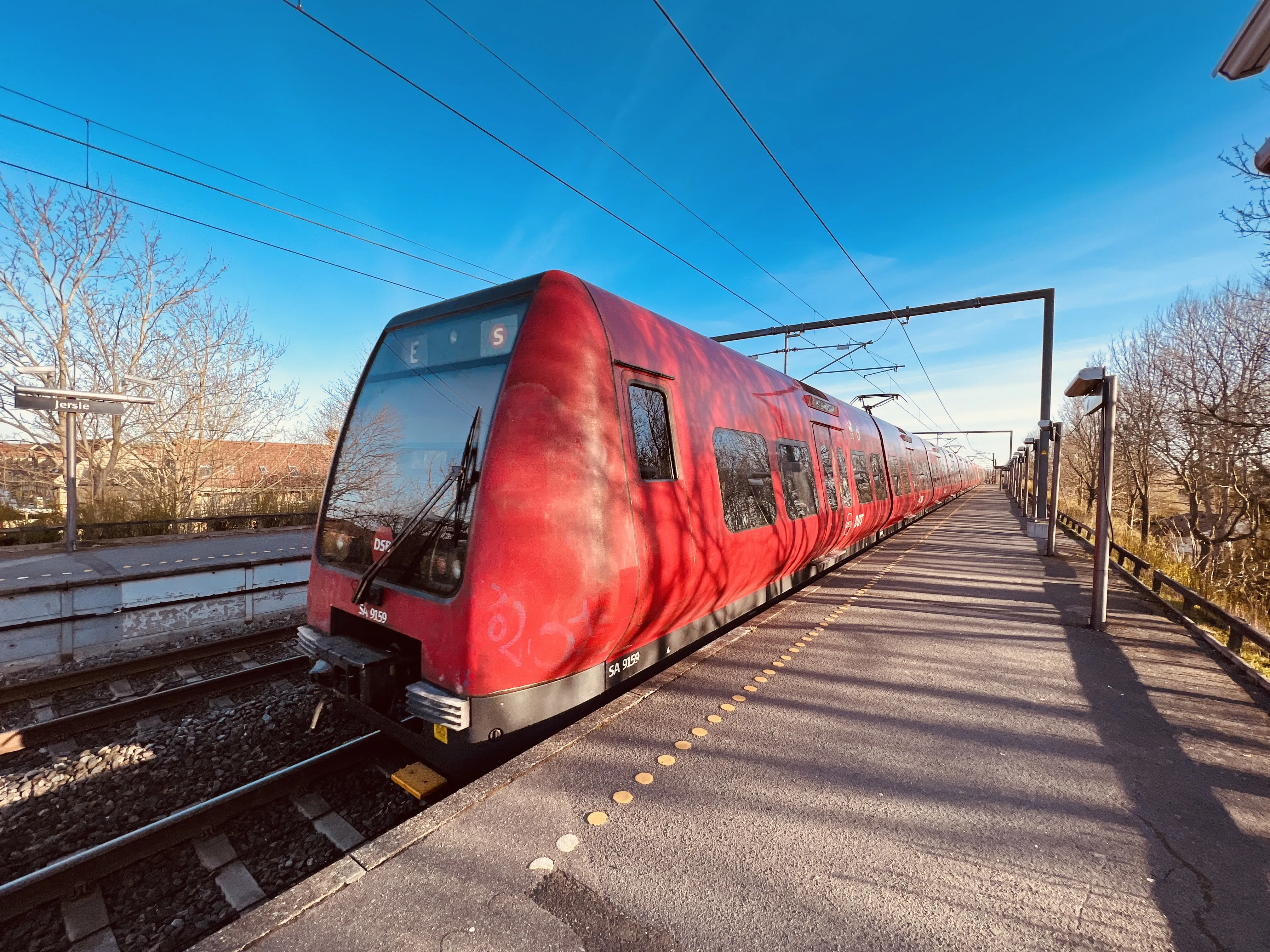 Billede af DSB SA 8159 fotograferet ud for Jersie S-togstrinbræt. Billede af DSB SA 8159 fotograferet ud for Jersie S-togstrinbræt.