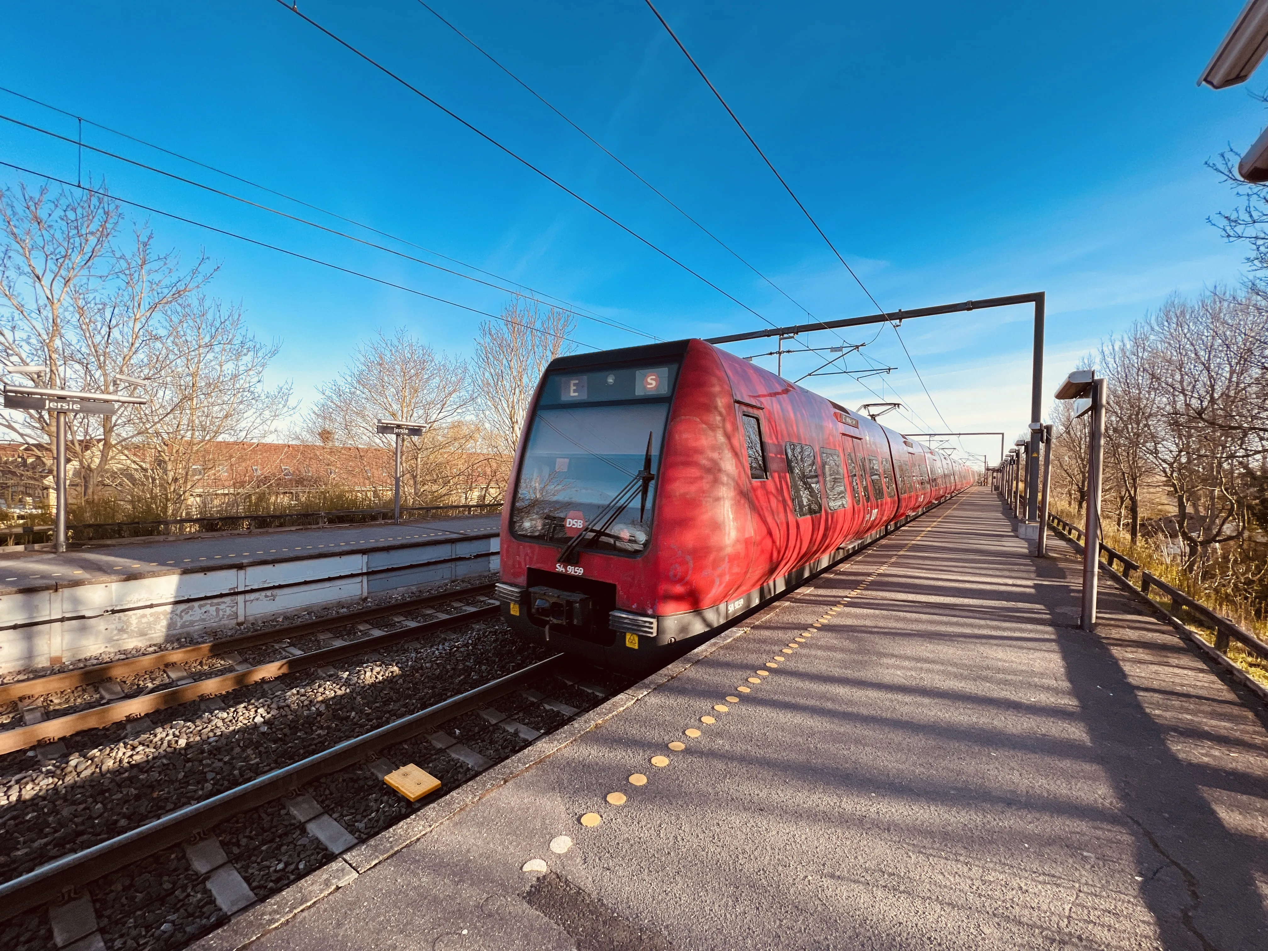 Billede af DSB SA 8159 fotograferet ud for Jersie S-togstrinbræt.
