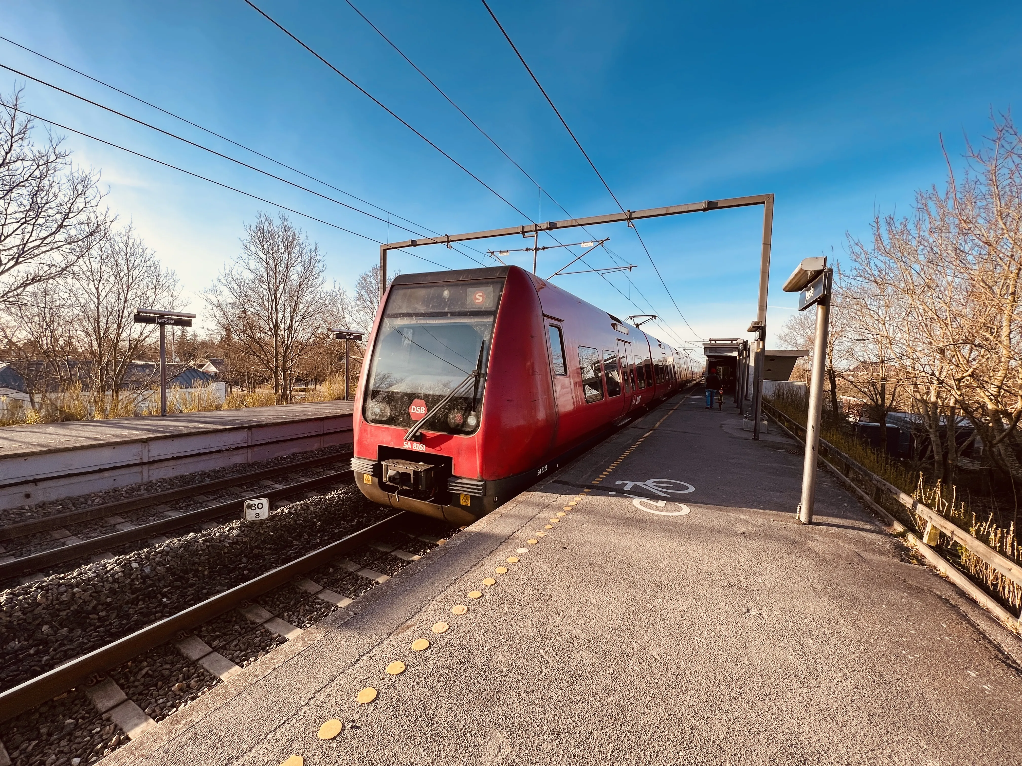 Billede af DSB SA 8161 fotograferet ud for Jersie S-togstrinbræt. Billede af DSB SA 8161 fotograferet ud for Jersie S-togstrinbræt.