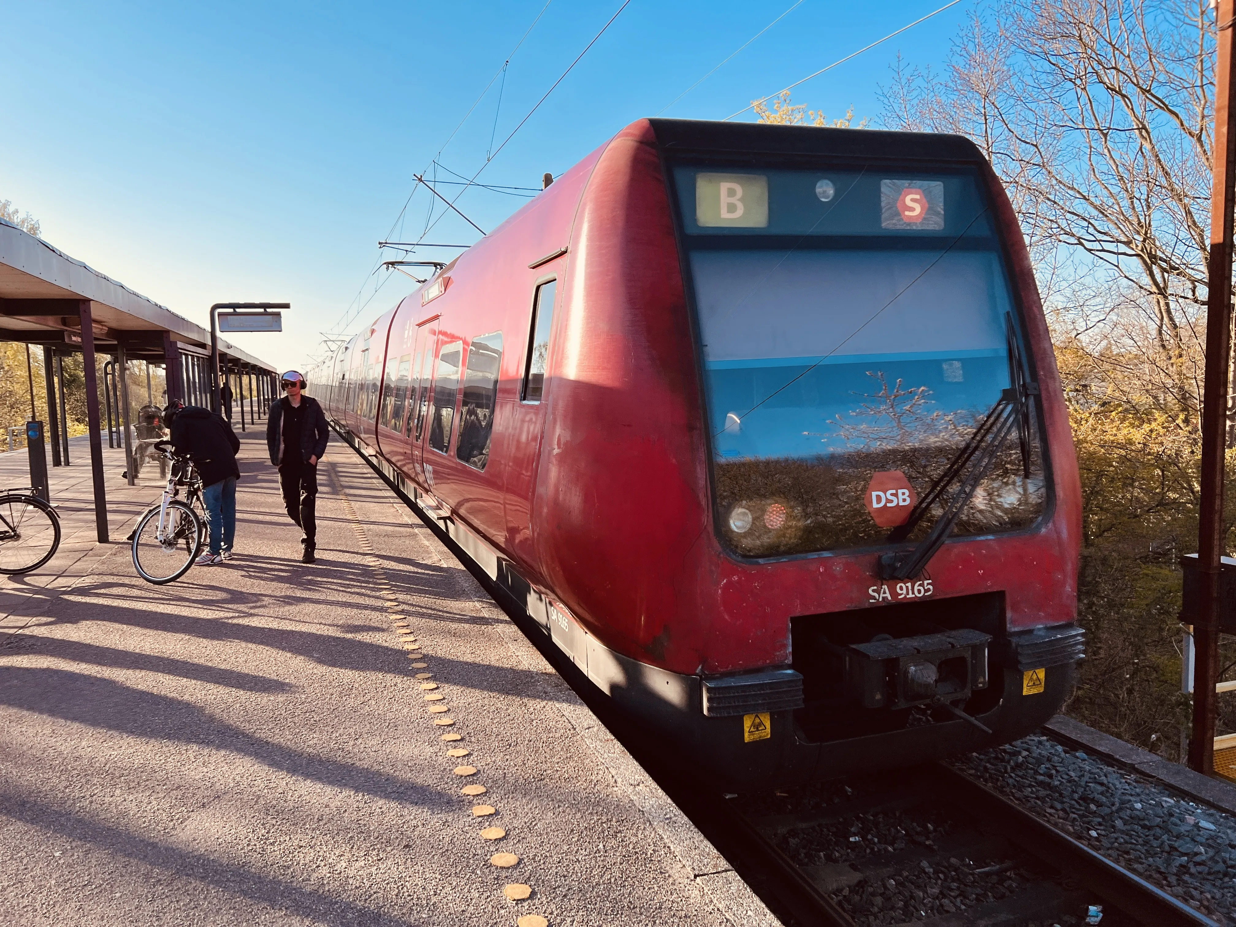 Billede af DSB SA 8165 fotograferet ud for Stengården S-togstrinbræt. Billede af DSB SA 8165 fotograferet ud for Stengården S-togstrinbræt.