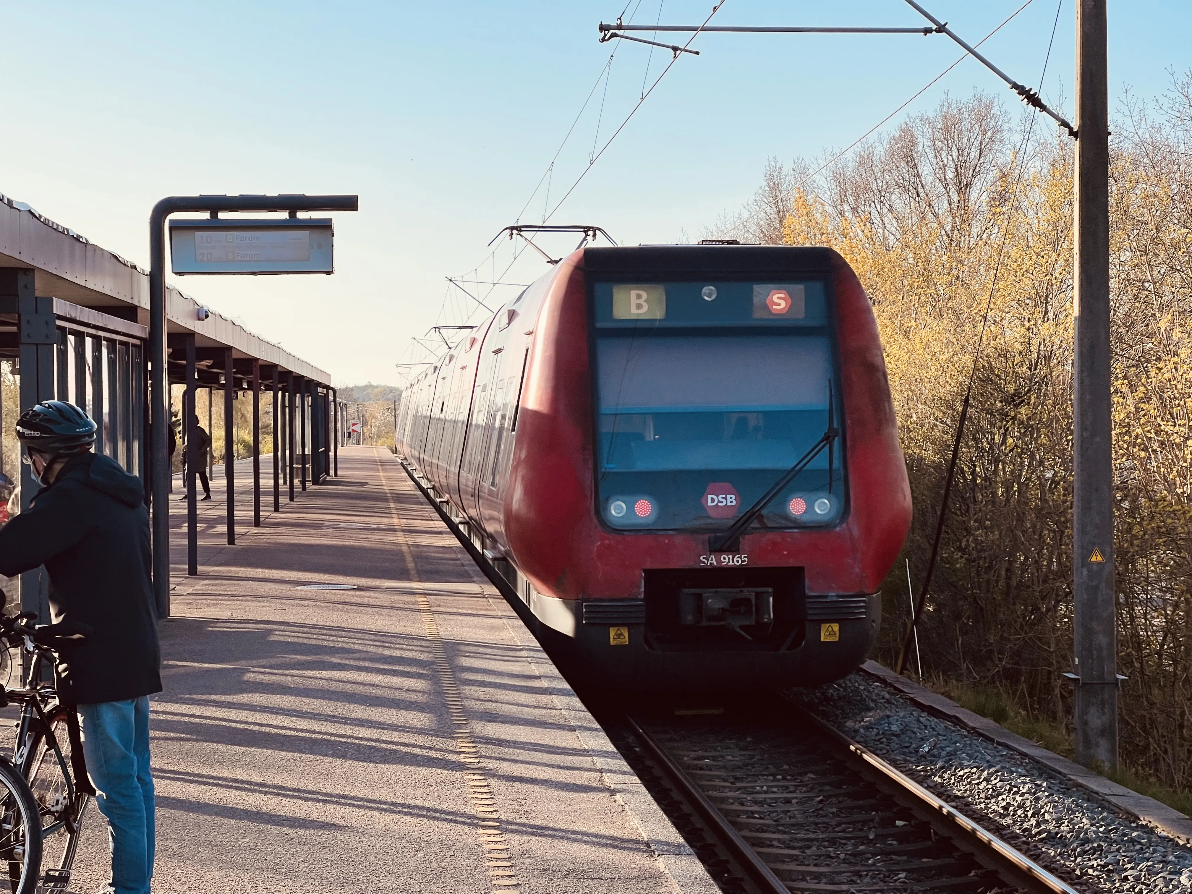Billede af DSB SA 8165 fotograferet ud for Stengården S-togstrinbræt. Billede af DSB SA 8165 fotograferet ud for Stengården S-togstrinbræt.