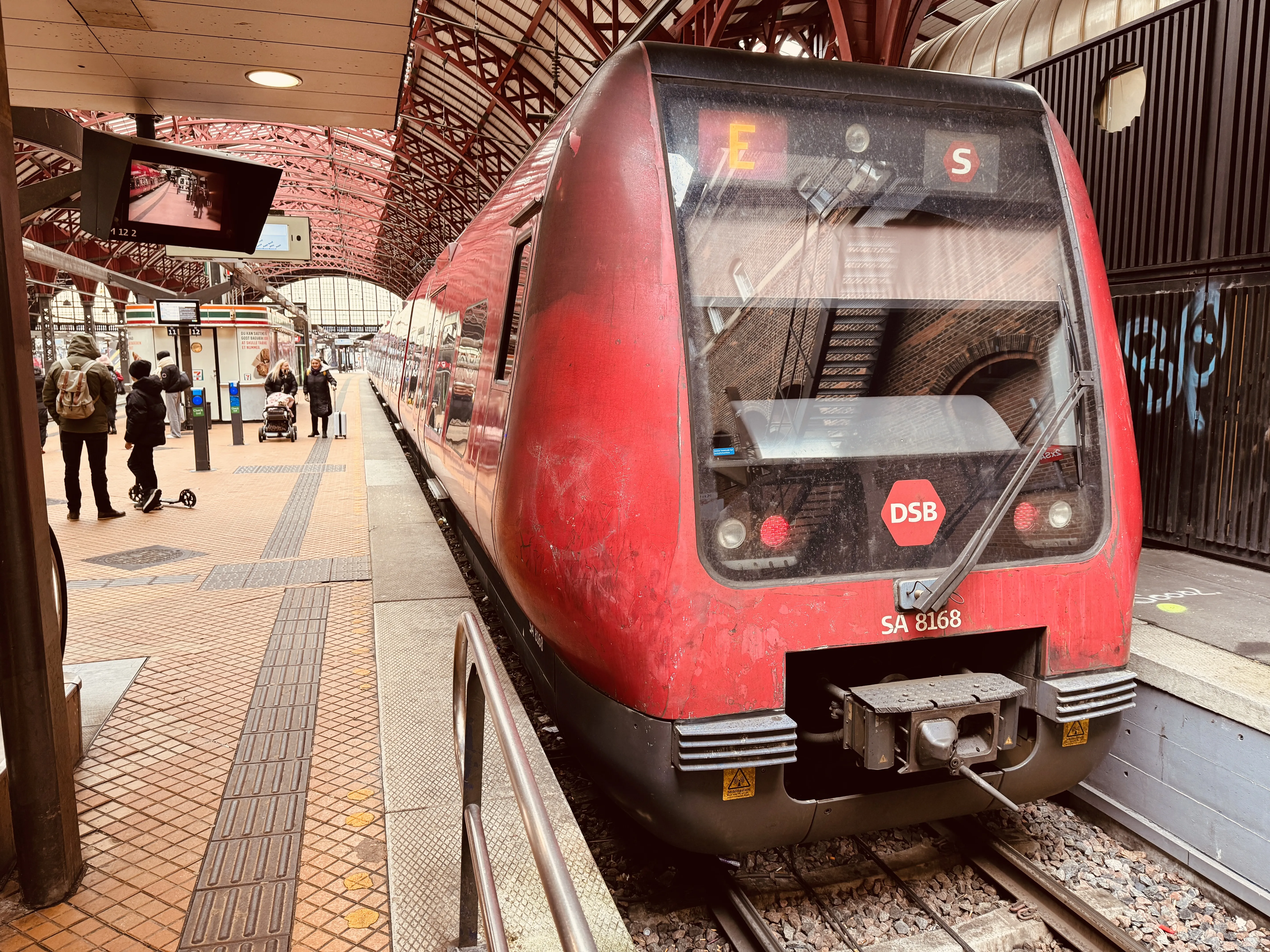 Billede af DSB SA 8168 fotograferet ud for København Hovedbanegård.
