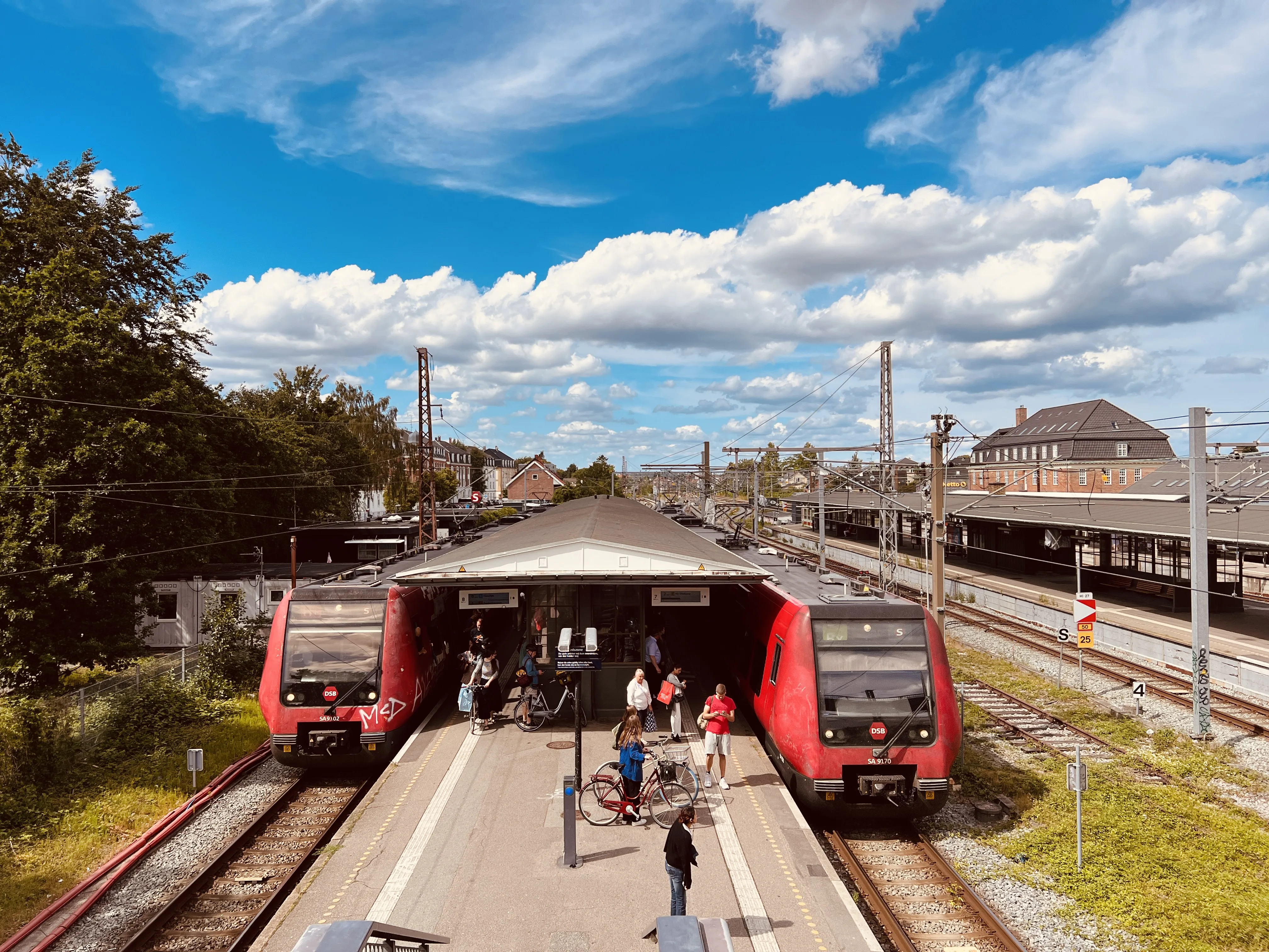 Billede af DSB SA 8170 fotograferet ud for Hellerup Station. Billede af DSB SA 8170 fotograferet ud for Hellerup Station.