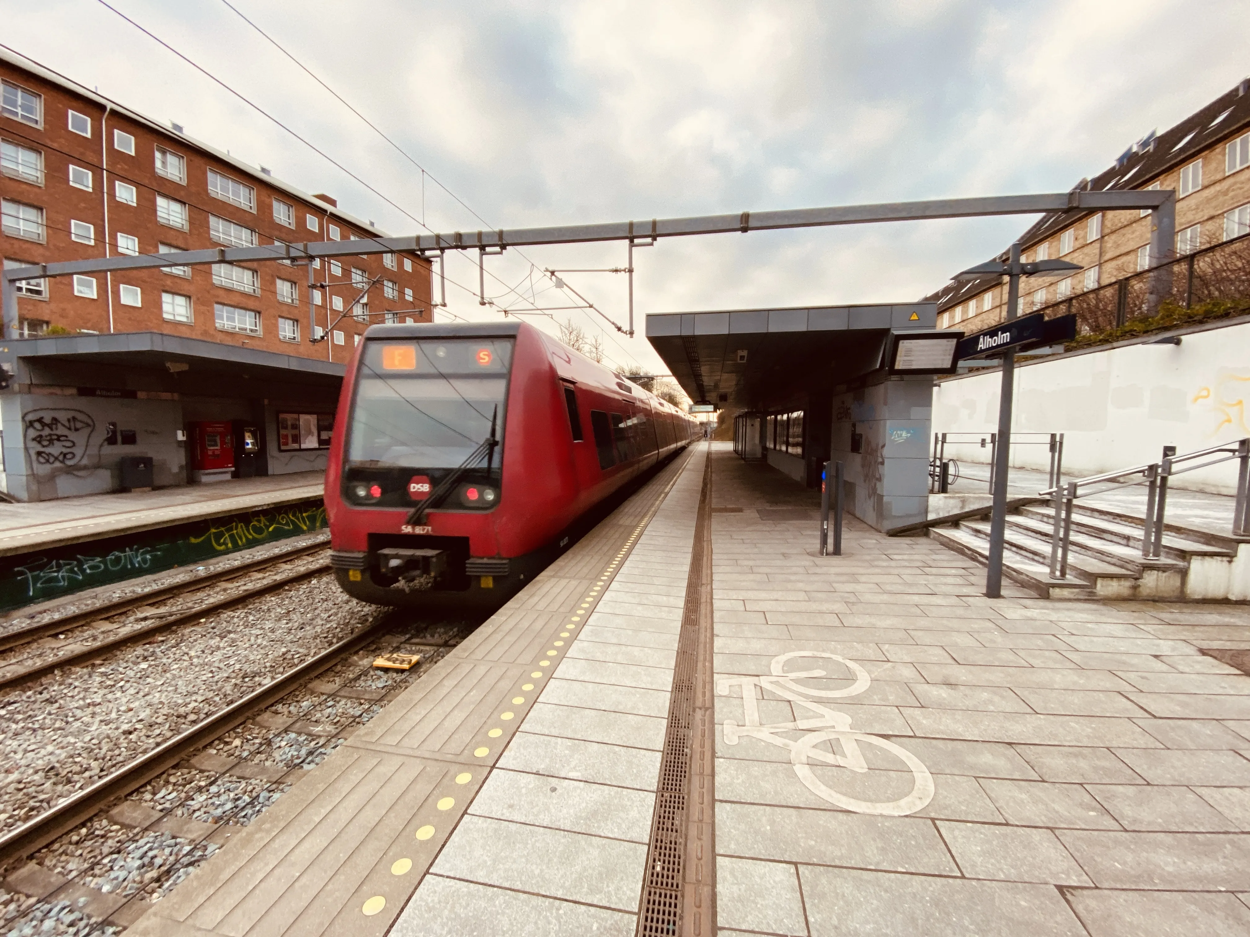 Billede af DSB SA 8171 fotograferet ud for Ålholm S-togstrinbræt. Billede af DSB SA 8171 fotograferet ud for Ålholm S-togstrinbræt.