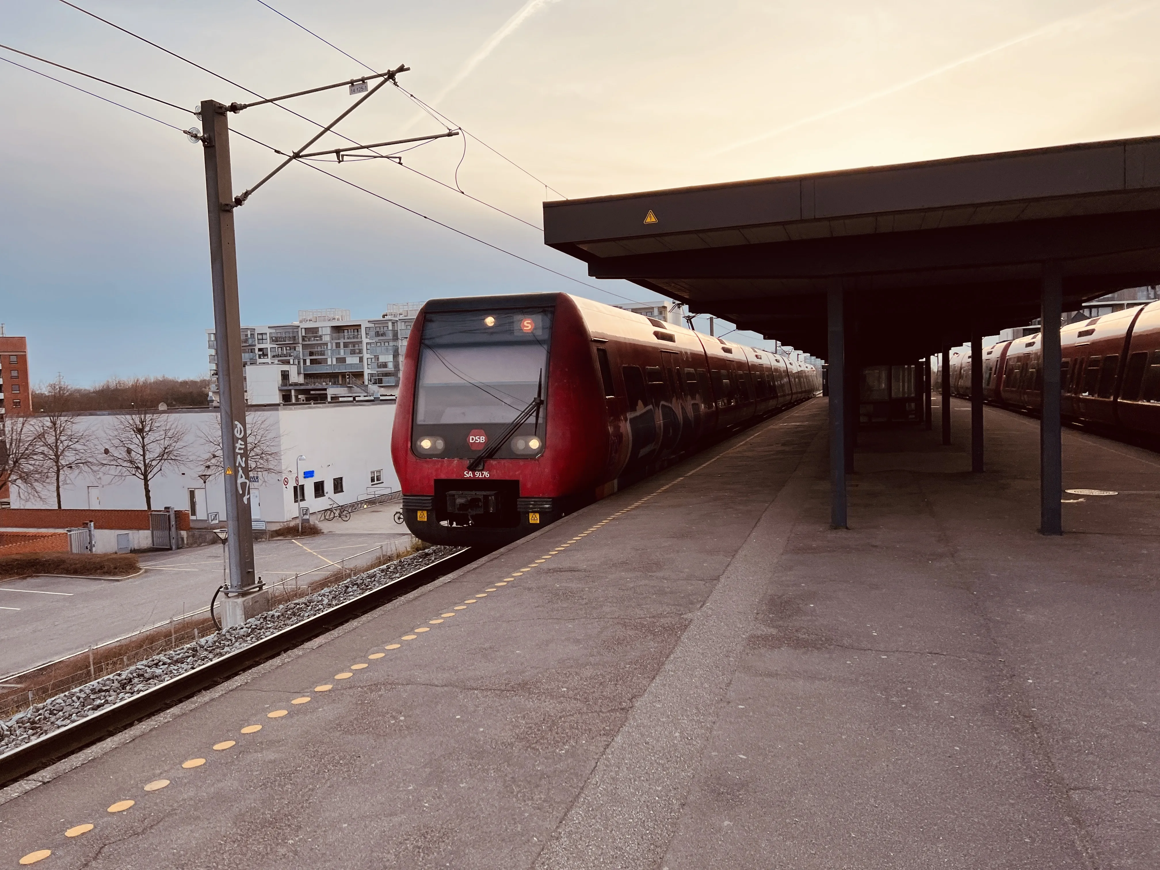 Billede af DSB SA 8176 fotograferet ud for Vallensbæk S-togsstation. Billede af DSB SA 8176 fotograferet ud for Vallensbæk S-togsstation.