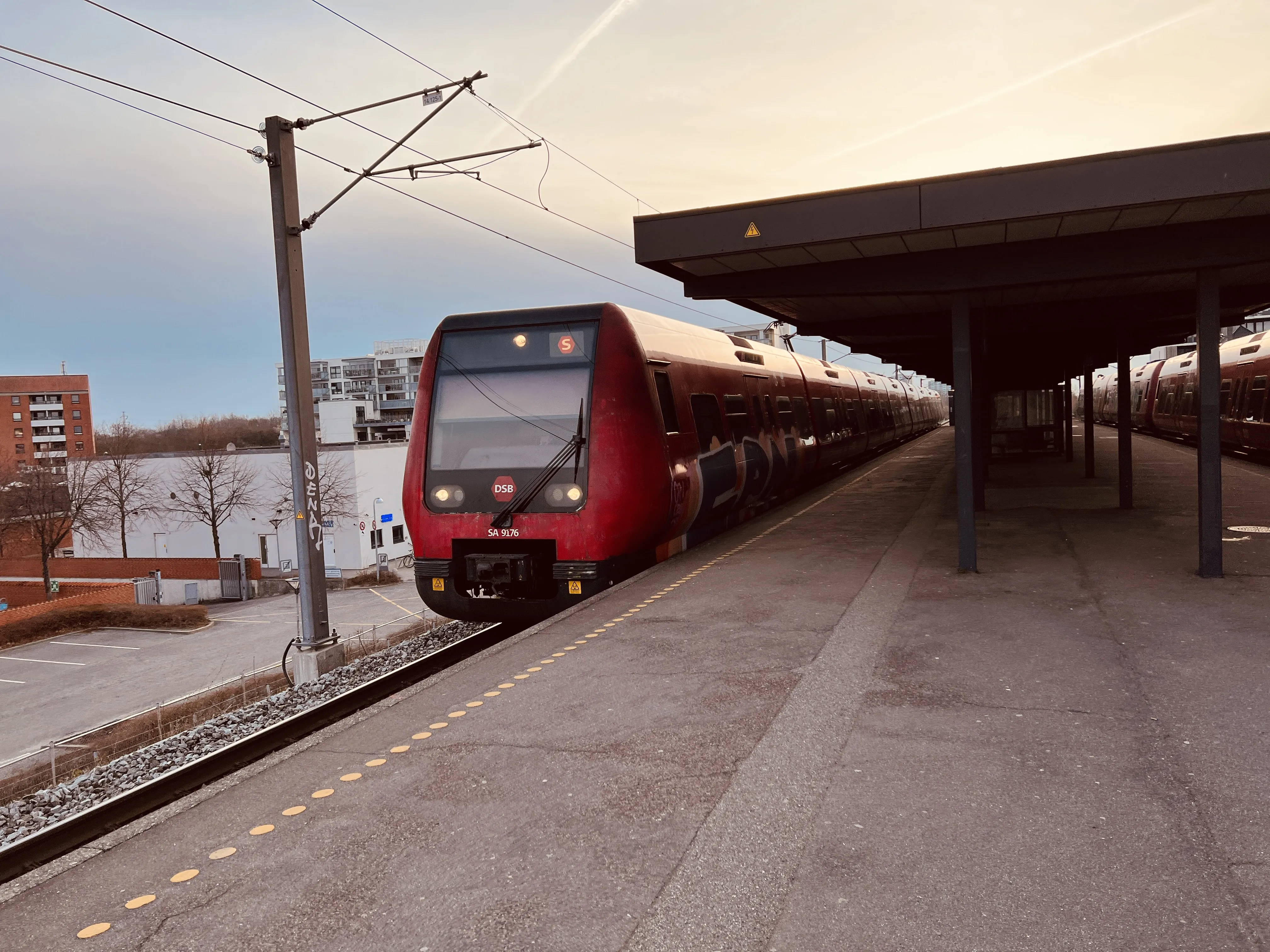 Billede af DSB SA 8176 fotograferet ud for Vallensbæk S-togsstation. Billede af DSB SA 8176 fotograferet ud for Vallensbæk S-togsstation.