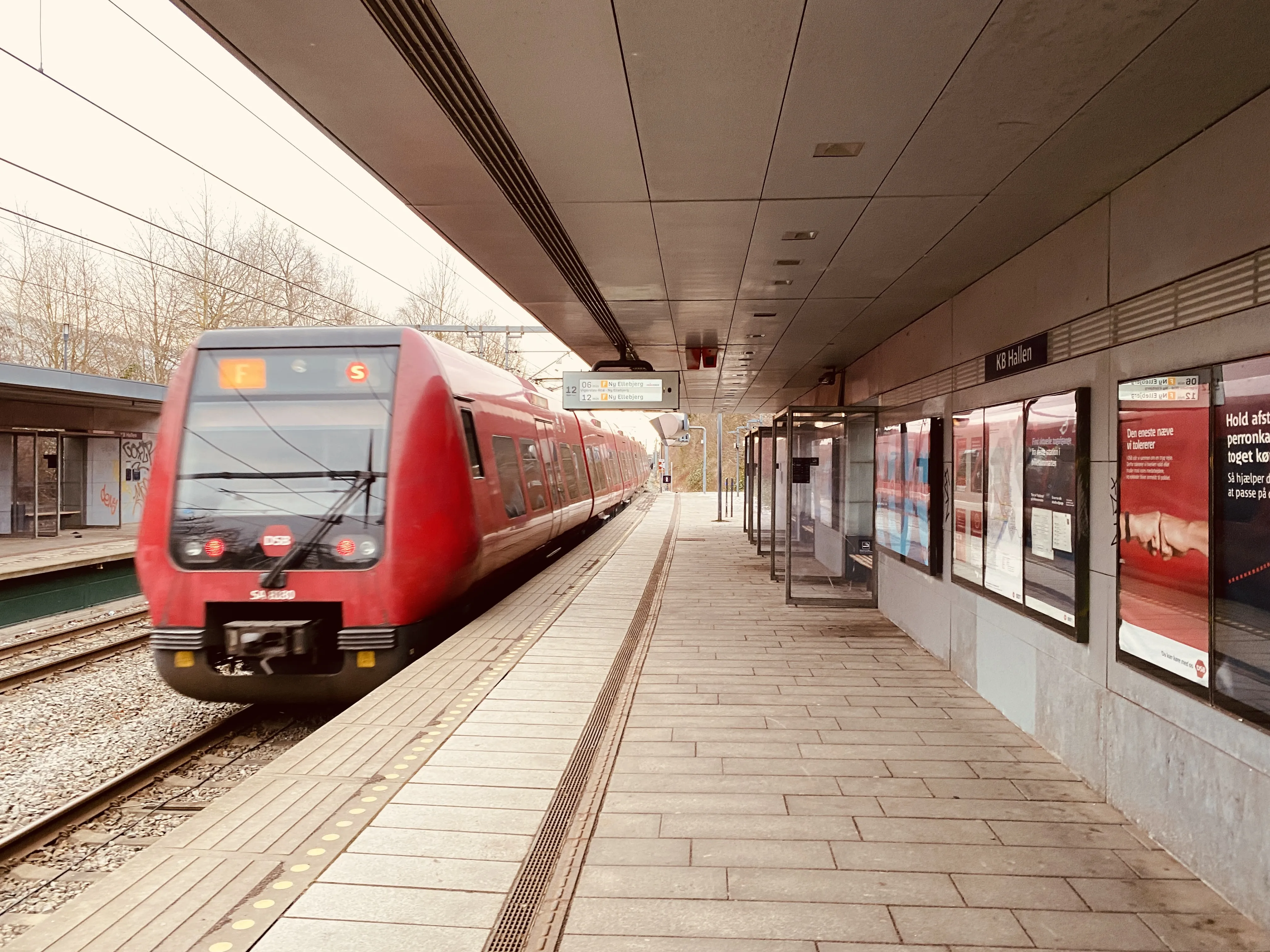 Billede af DSB SA 8180 fotograferet ud for KB Hallen S-togstrinbræt. Billede af DSB SA 8180 fotograferet ud for KB Hallen S-togstrinbræt.