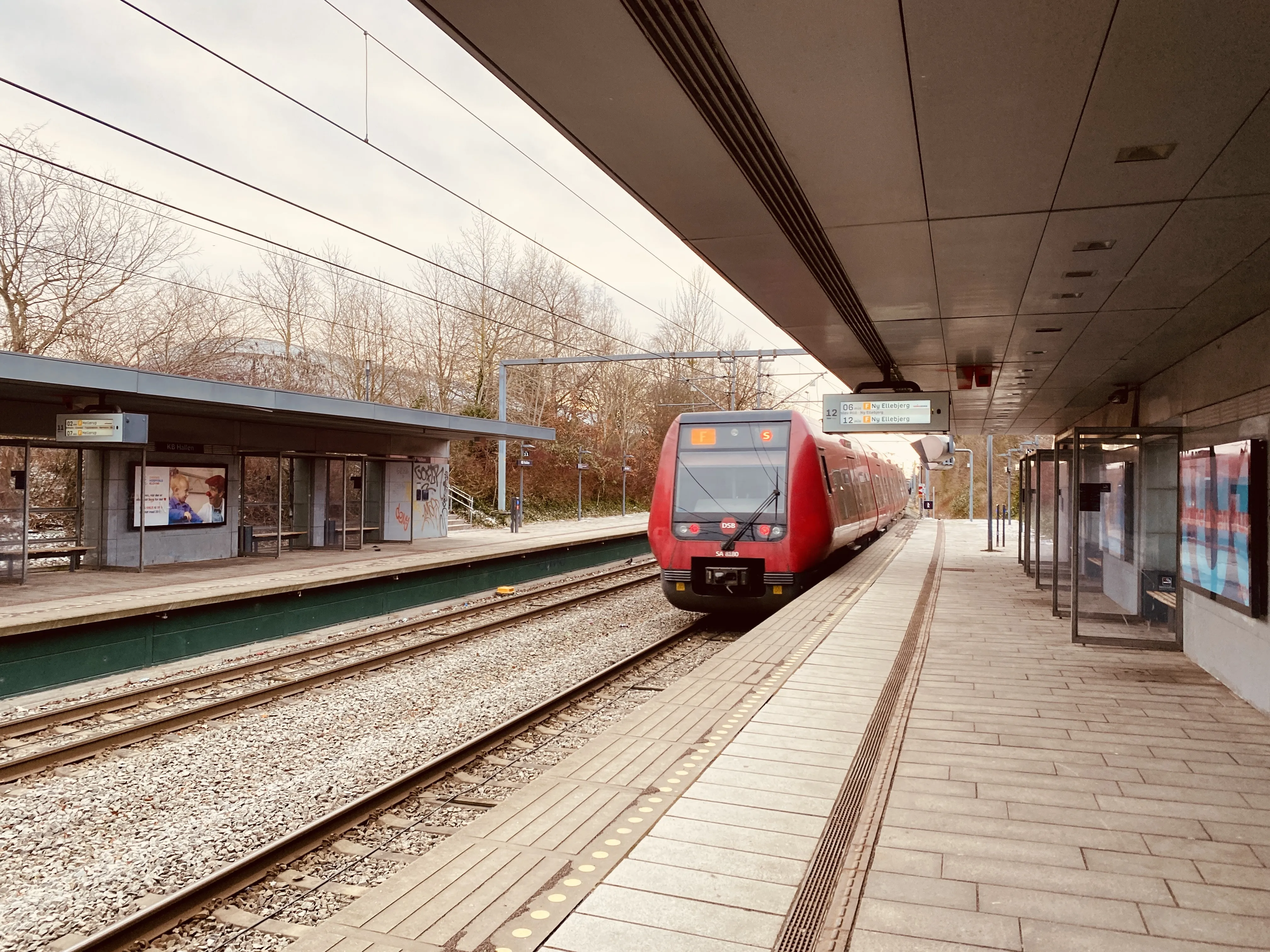Billede af DSB SA 8180 fotograferet ud for KB Hallen S-togstrinbræt. Billede af DSB SA 8180 fotograferet ud for KB Hallen S-togstrinbræt.