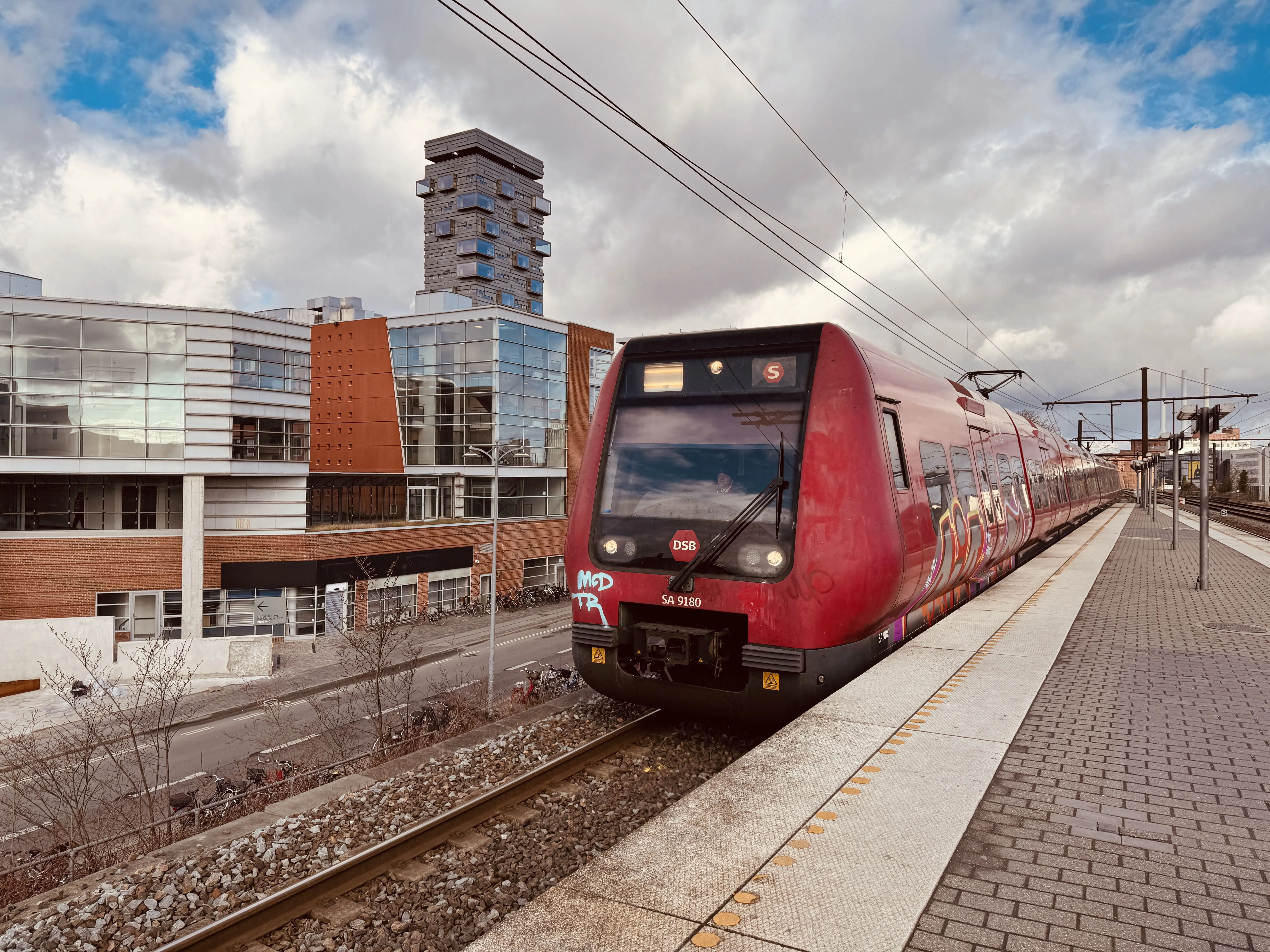 Billede af DSB SA 8180 fotograferet ud for Nordhavn S-togstrinbræt.