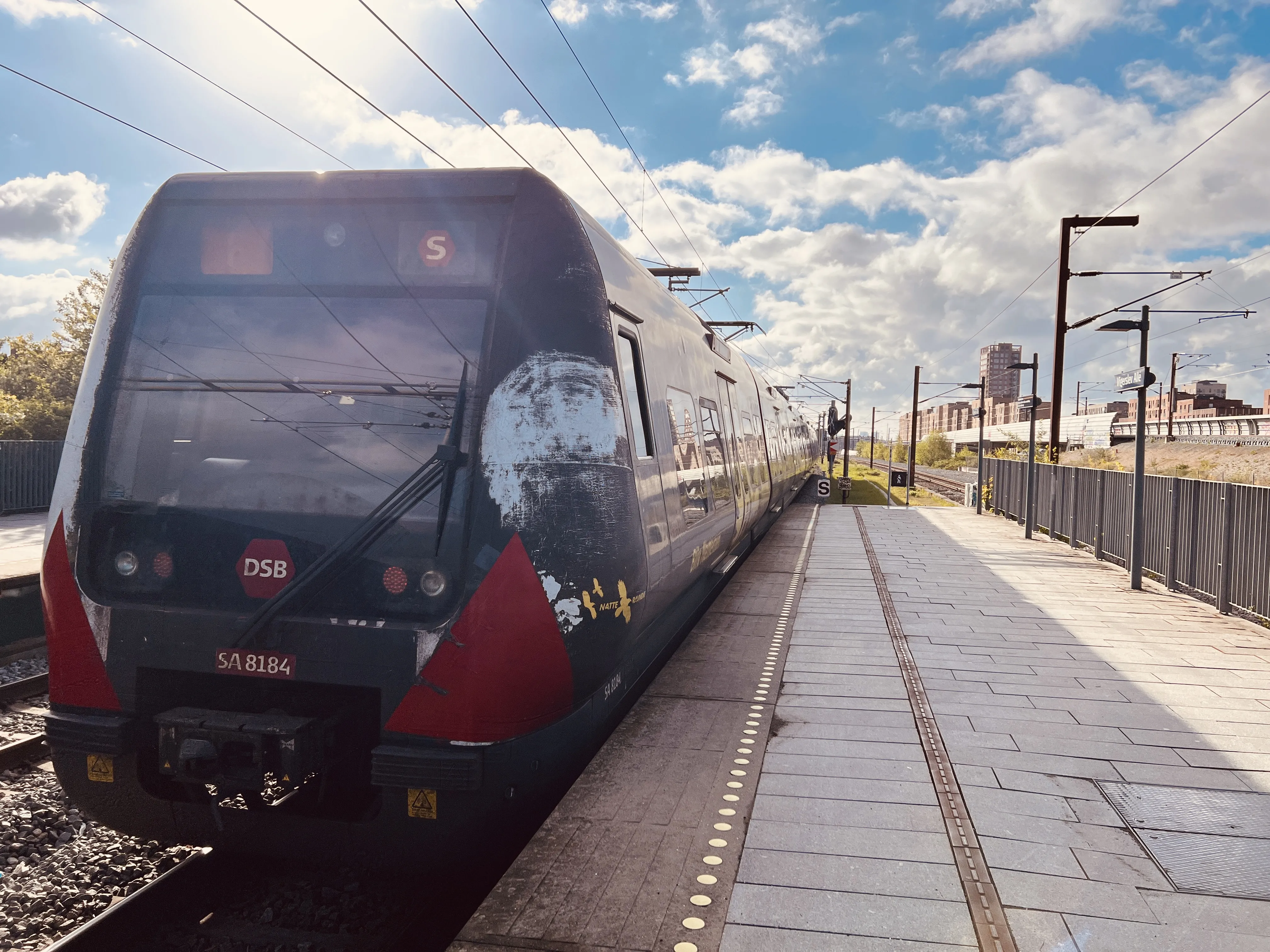 Billede af DSB SA 8184 fotograferet ud for Vigerslev Allé S-togstrinbræt. Billede af DSB SA 8184 fotograferet ud for Vigerslev Allé S-togstrinbræt.