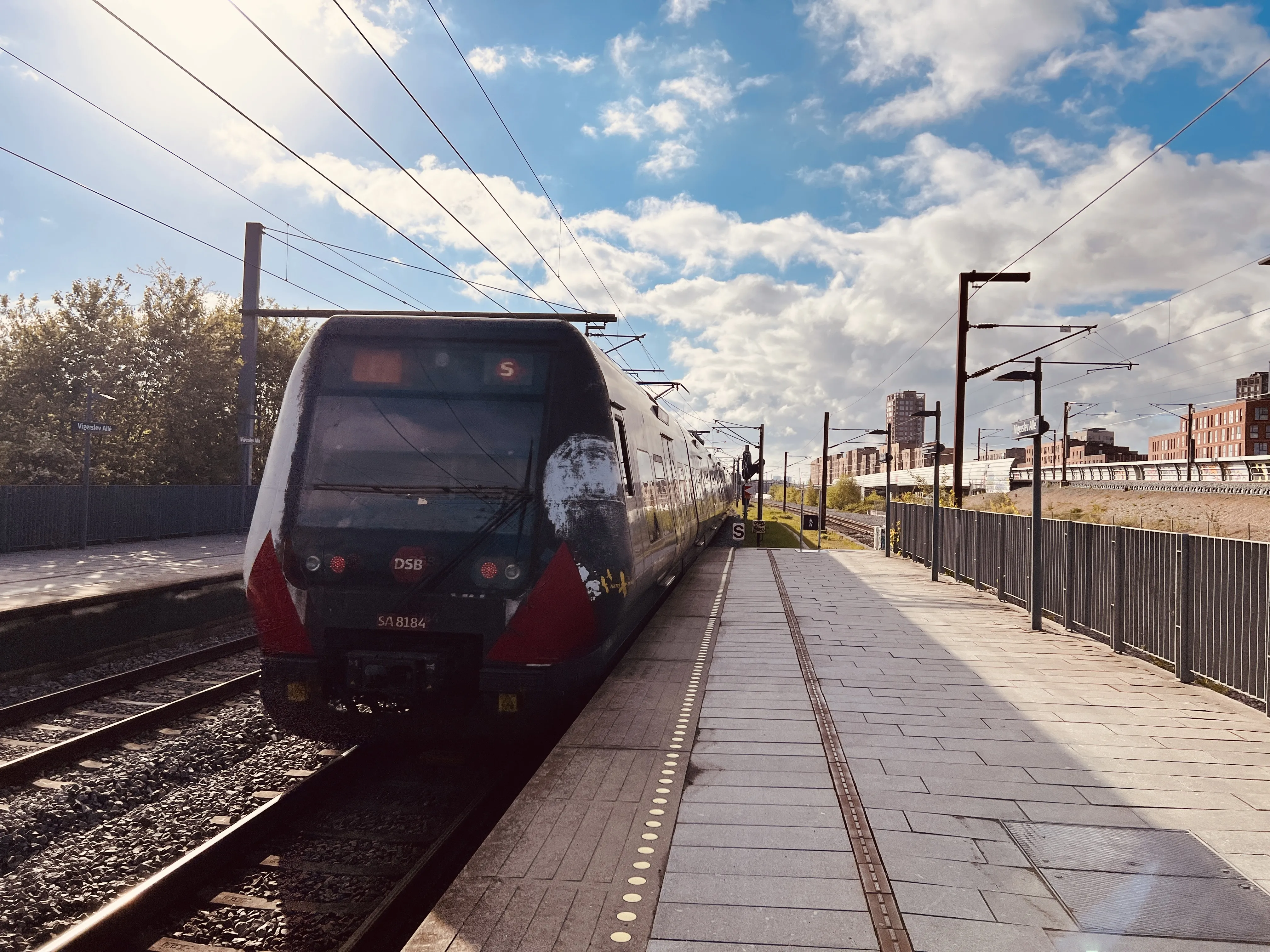 Billede af DSB SA 8184 fotograferet ud for Vigerslev Allé S-togstrinbræt. Billede af DSB SA 8184 fotograferet ud for Vigerslev Allé S-togstrinbræt.
