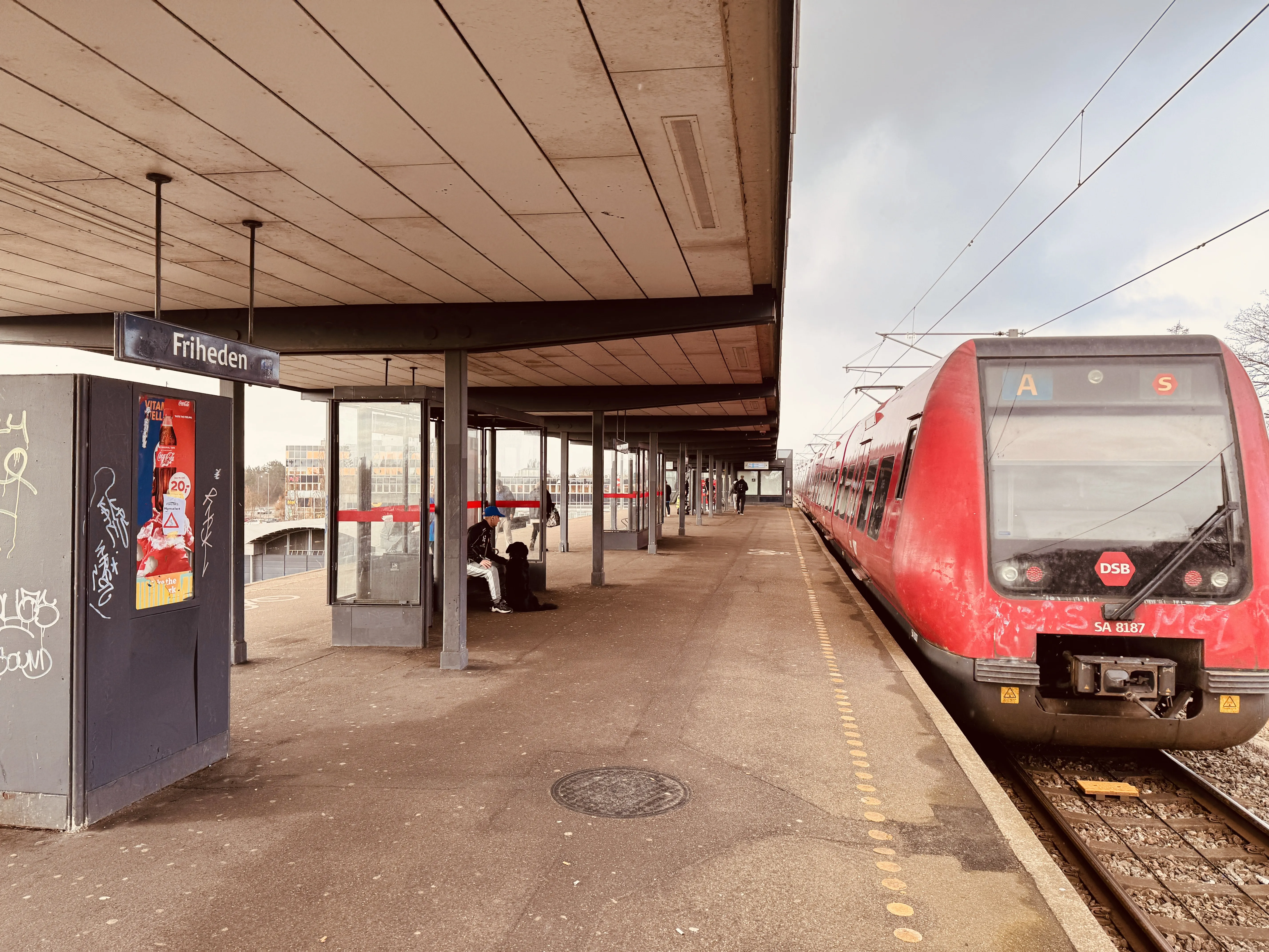 Billede af DSB SA 8187 fotograferet ud for Friheden S-togstrinbræt. Billede af DSB SA 8187 fotograferet ud for Friheden S-togstrinbræt.